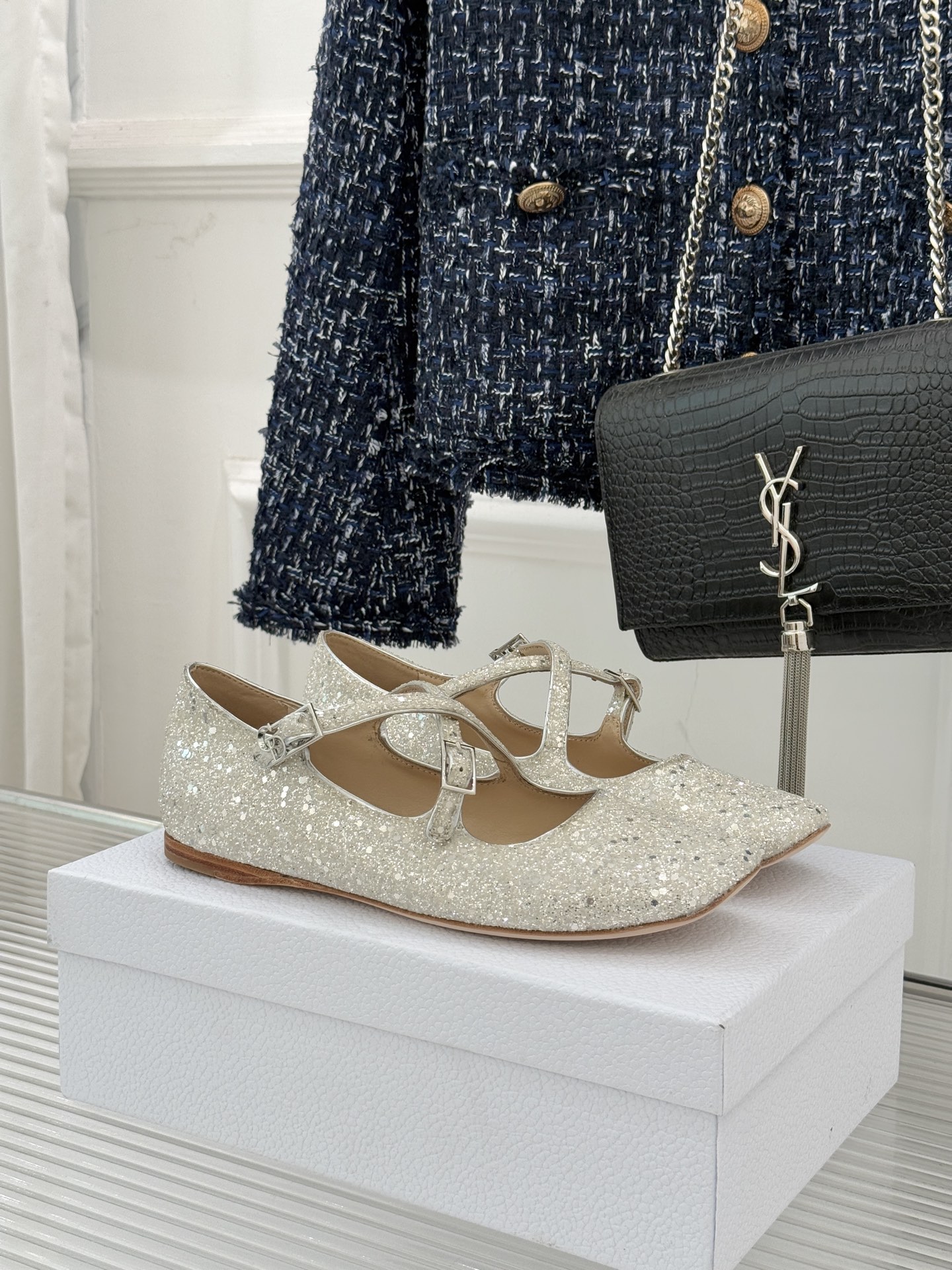 Dior/迪奥26WF新品方头交叉带平底玛丽珍鞋以复古基因碰撞现代美学这款玛丽珍鞋重塑法式优雅。利落方头