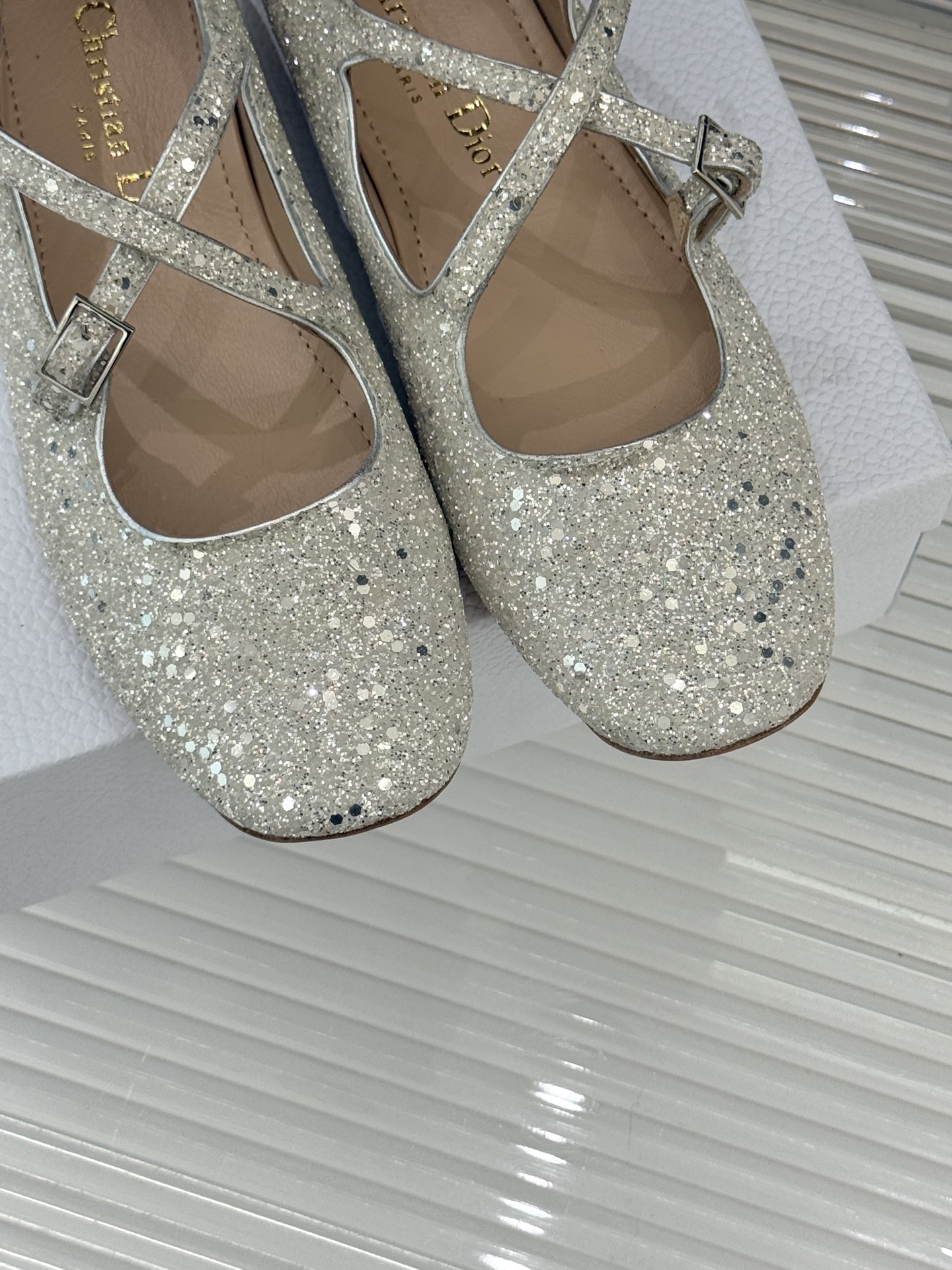 Dior/迪奥26WF新品方头交叉带平底玛丽珍鞋以复古基因碰撞现代美学这款玛丽珍鞋重塑法式优雅。利落方头