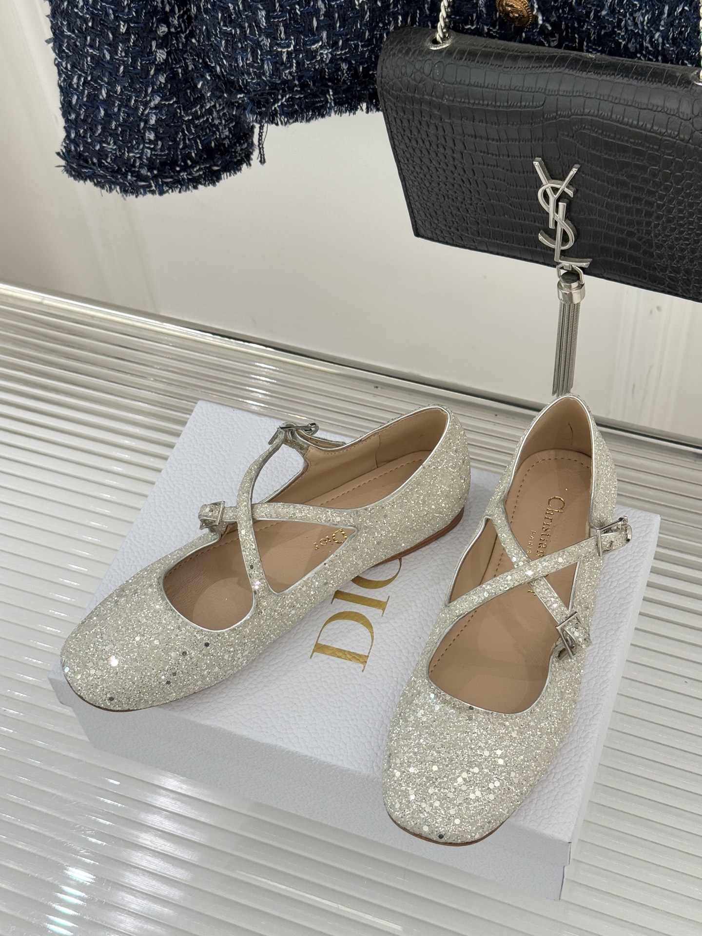 Dior/迪奥26WF新品方头交叉带平底玛丽珍鞋以复古基因碰撞现代美学这款玛丽珍鞋重塑法式优雅。利落方头