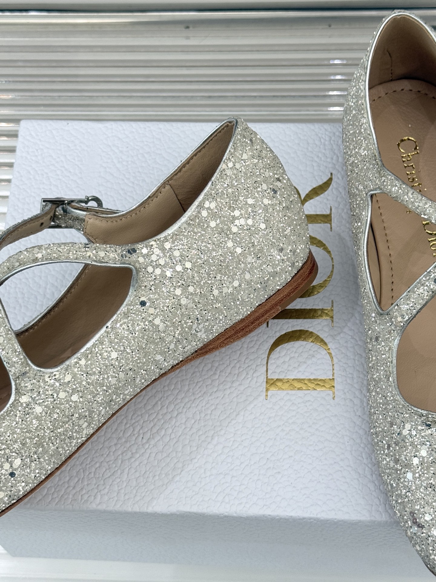 Dior/迪奥26WF新品方头交叉带平底玛丽珍鞋以复古基因碰撞现代美学这款玛丽珍鞋重塑法式优雅。利落方头