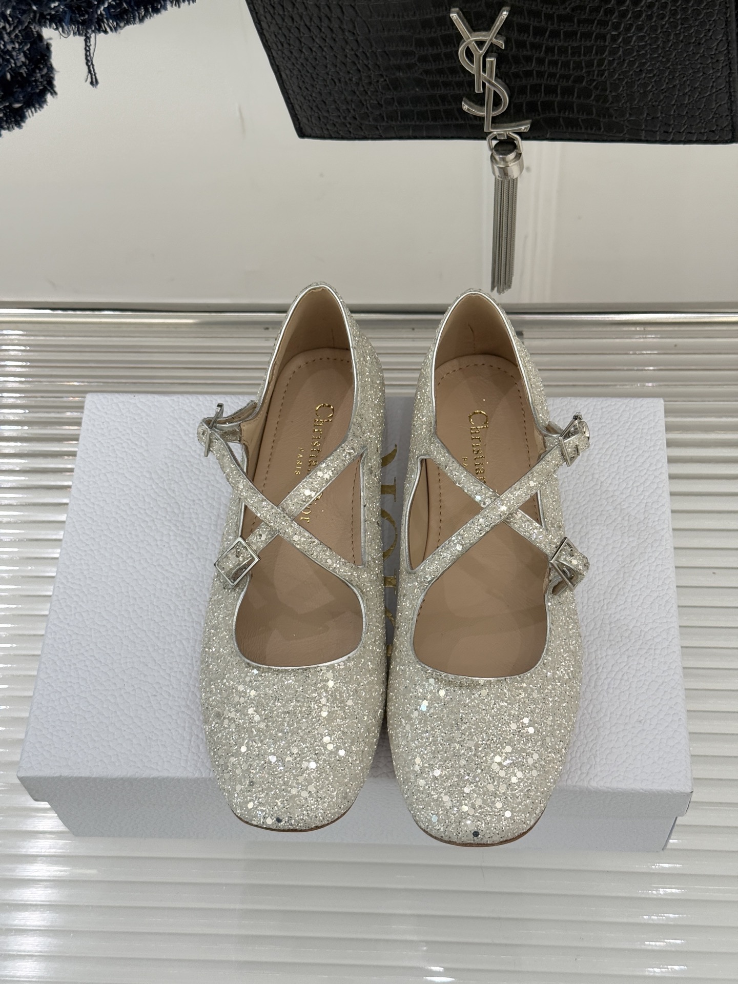 Dior/迪奥26WF新品方头交叉带平底玛丽珍鞋以复古基因碰撞现代美学这款玛丽珍鞋重塑法式优雅。利落方头