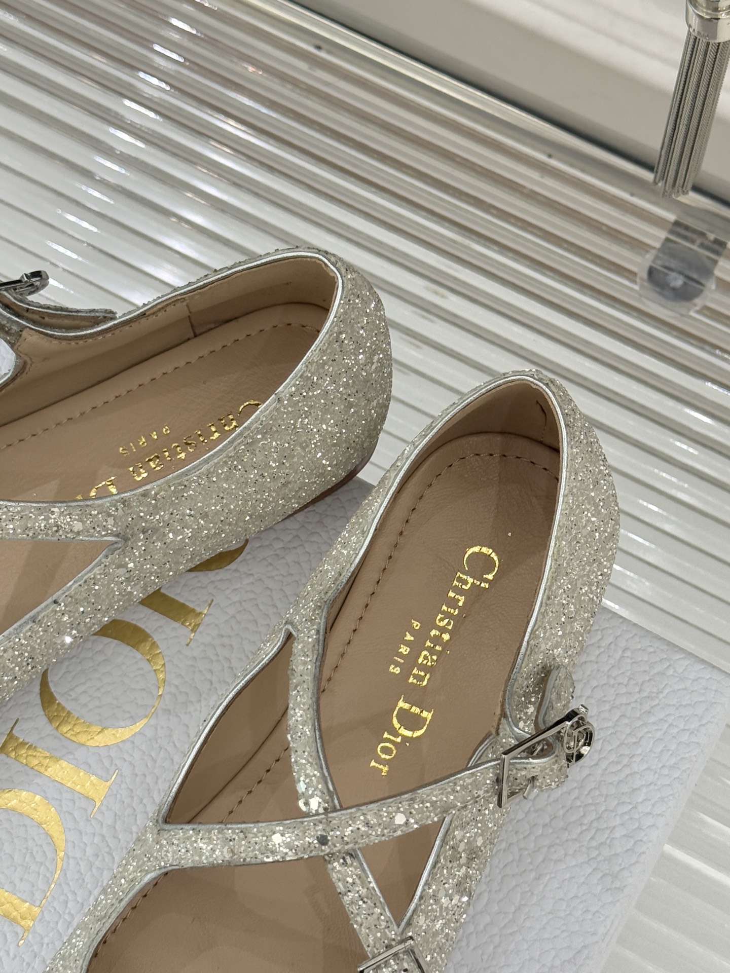 Dior/迪奥26WF新品方头交叉带平底玛丽珍鞋以复古基因碰撞现代美学这款玛丽珍鞋重塑法式优雅。利落方头