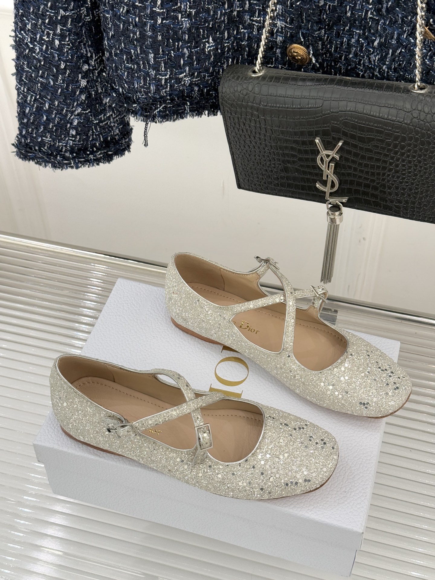 Dior/迪奥26WF新品方头交叉带平底玛丽珍鞋以复古基因碰撞现代美学这款玛丽珍鞋重塑法式优雅。利落方头