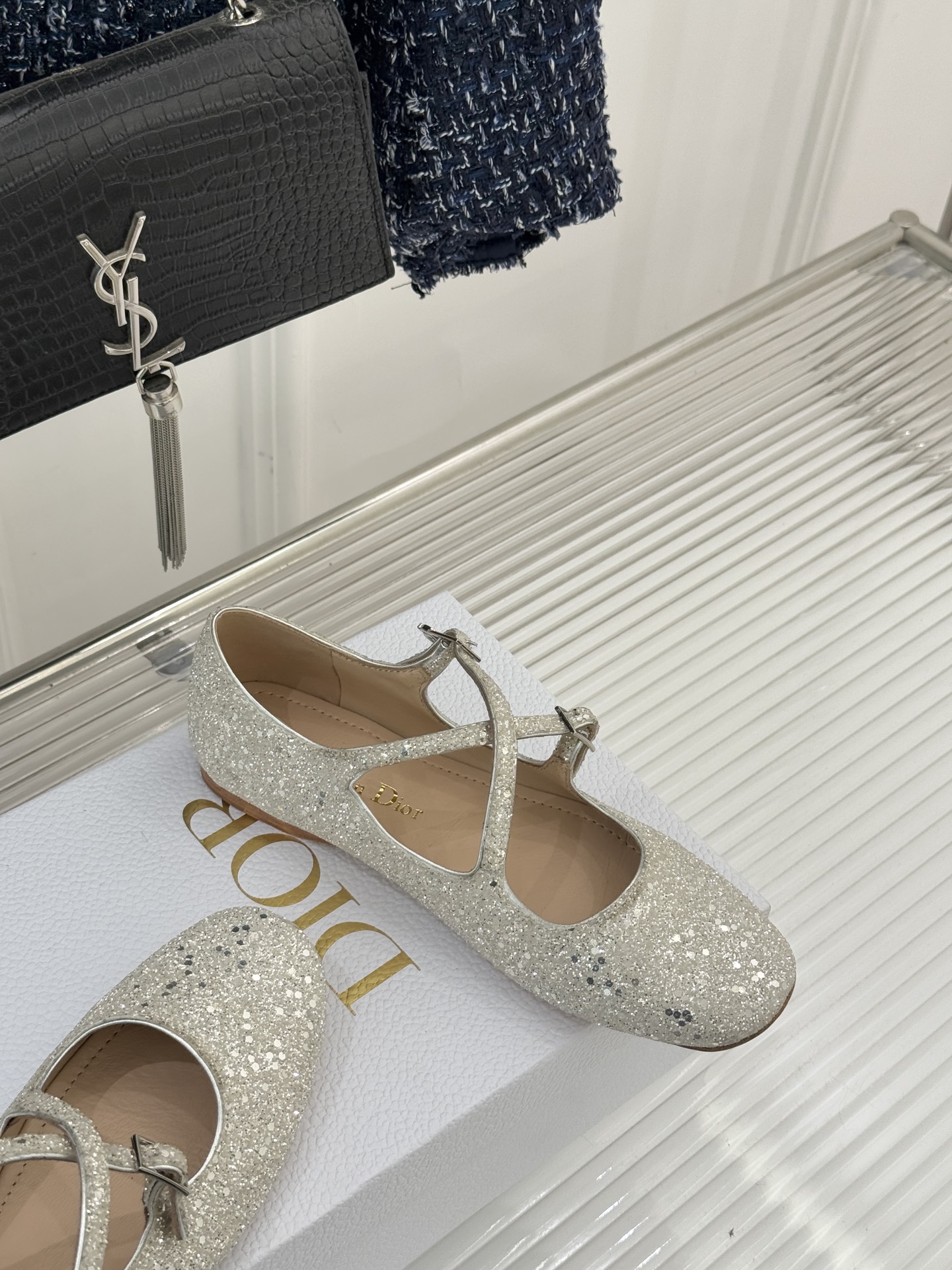 Dior/迪奥26WF新品方头交叉带平底玛丽珍鞋以复古基因碰撞现代美学这款玛丽珍鞋重塑法式优雅。利落方头