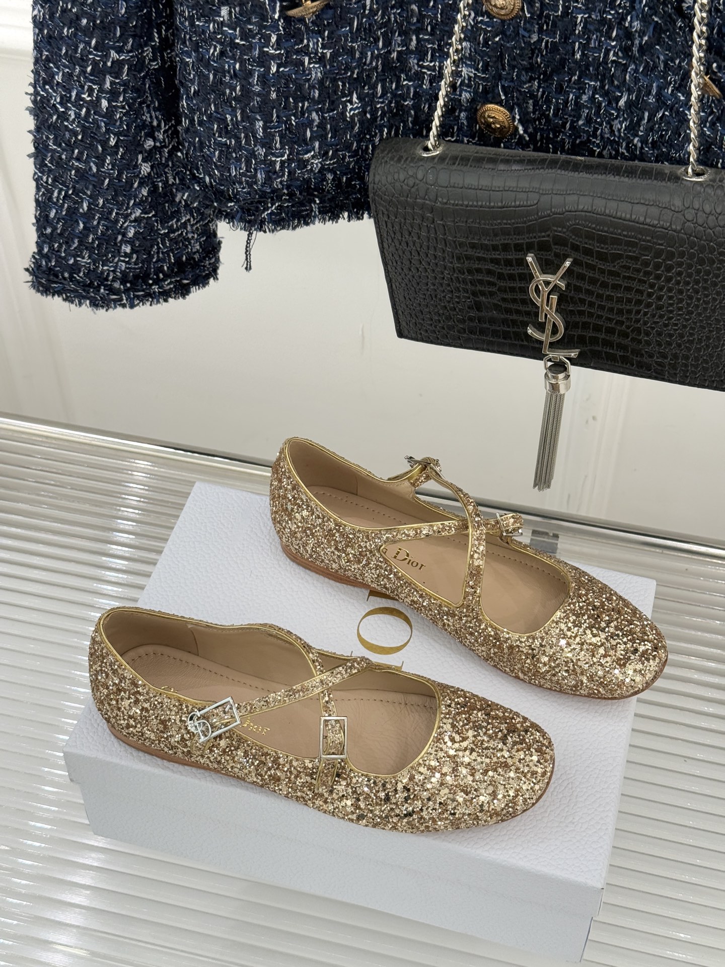 Dior/迪奥26WF新品方头交叉带平底玛丽珍鞋以复古基因碰撞现代美学这款玛丽珍鞋重塑法式优雅。利落方头