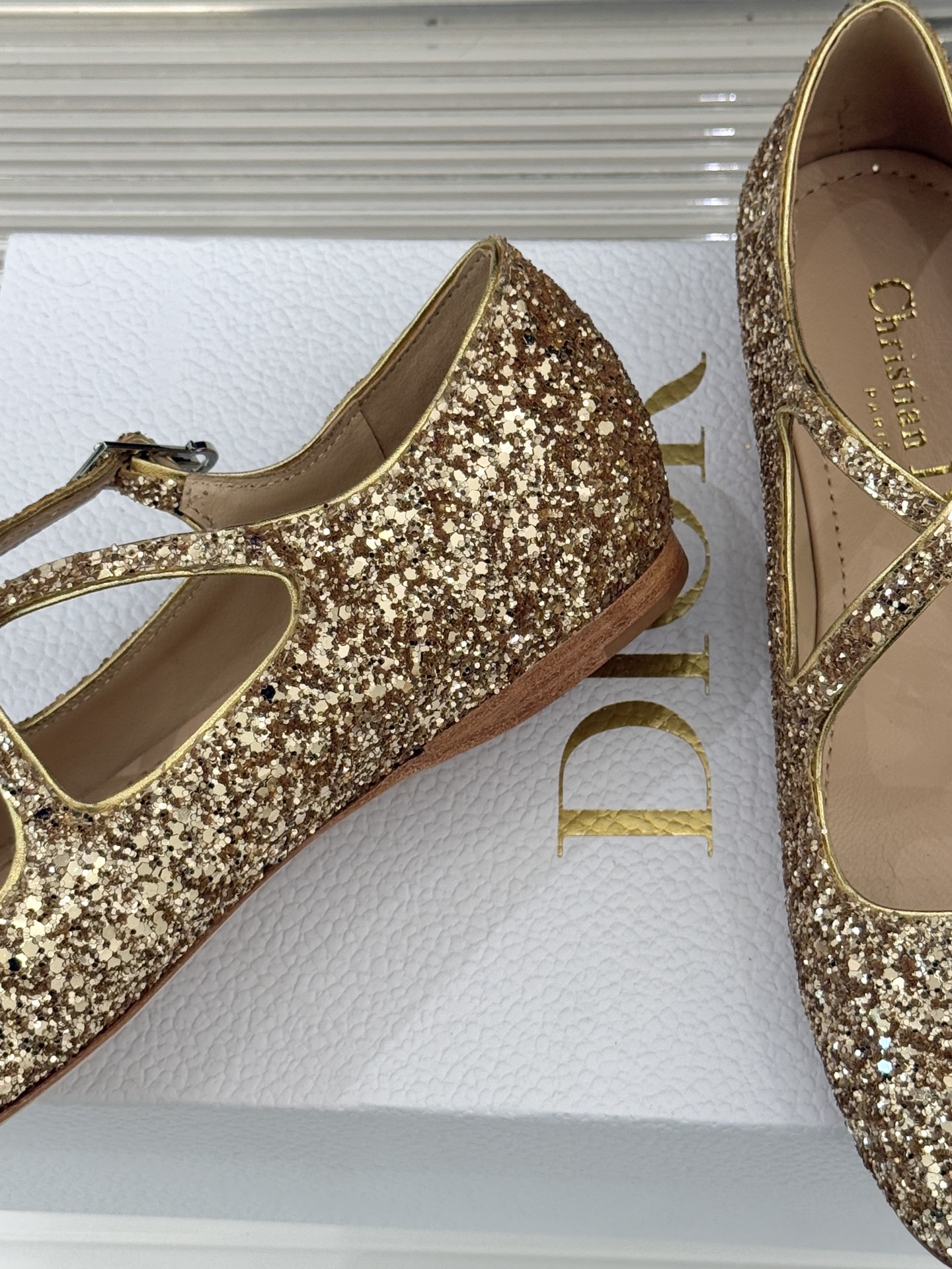 Dior/迪奥26WF新品方头交叉带平底玛丽珍鞋以复古基因碰撞现代美学这款玛丽珍鞋重塑法式优雅。利落方头