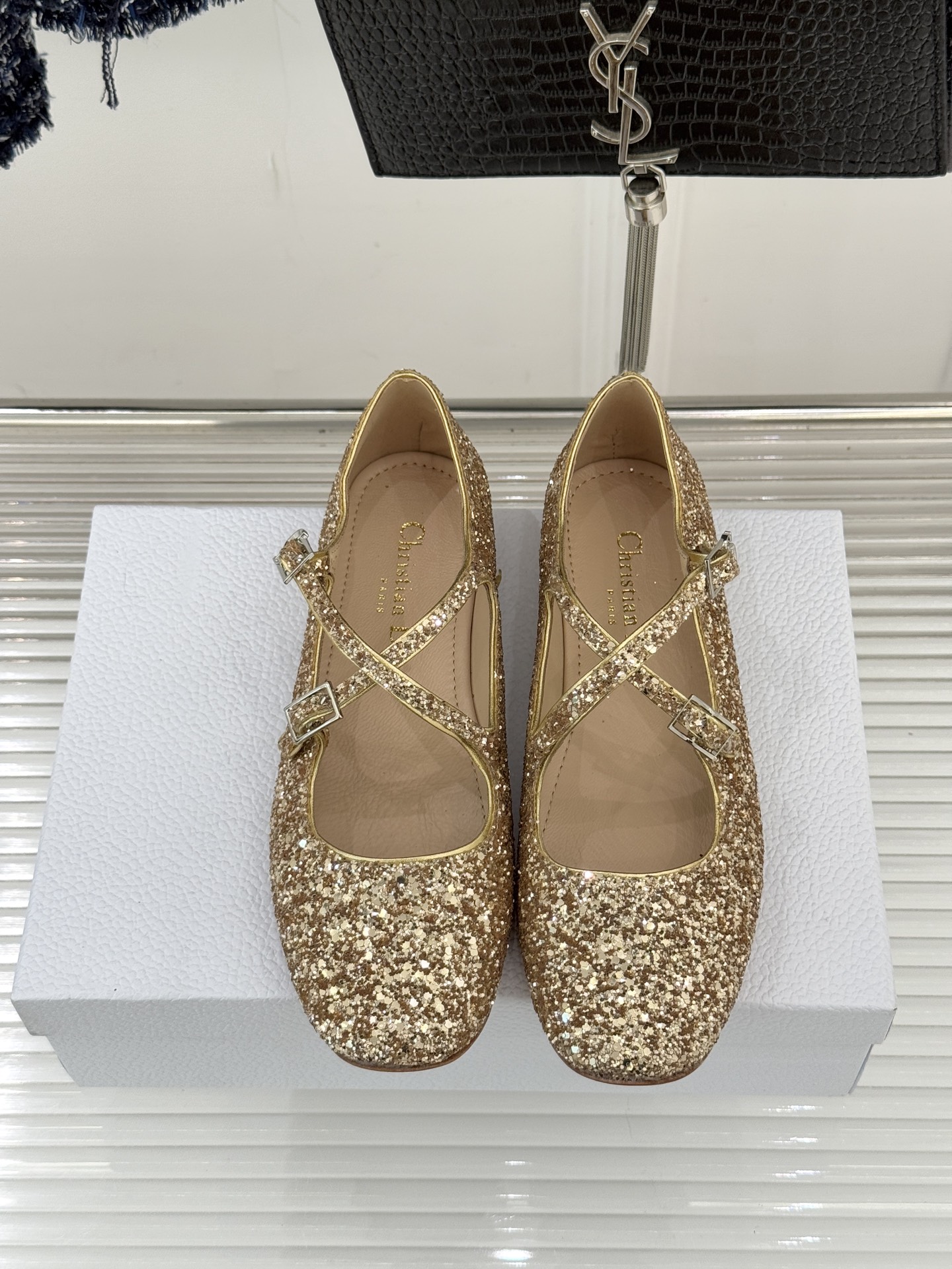 Dior/迪奥26WF新品方头交叉带平底玛丽珍鞋以复古基因碰撞现代美学这款玛丽珍鞋重塑法式优雅。利落方头