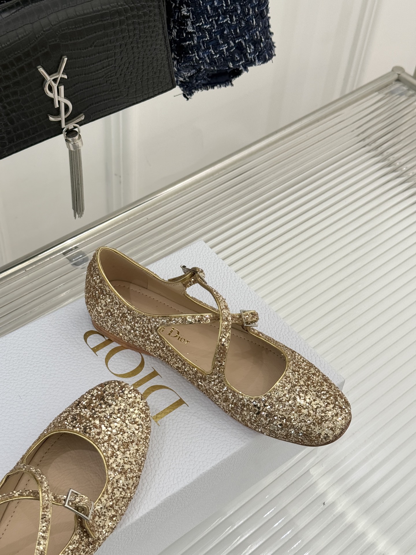 Dior/迪奥26WF新品方头交叉带平底玛丽珍鞋以复古基因碰撞现代美学这款玛丽珍鞋重塑法式优雅。利落方头