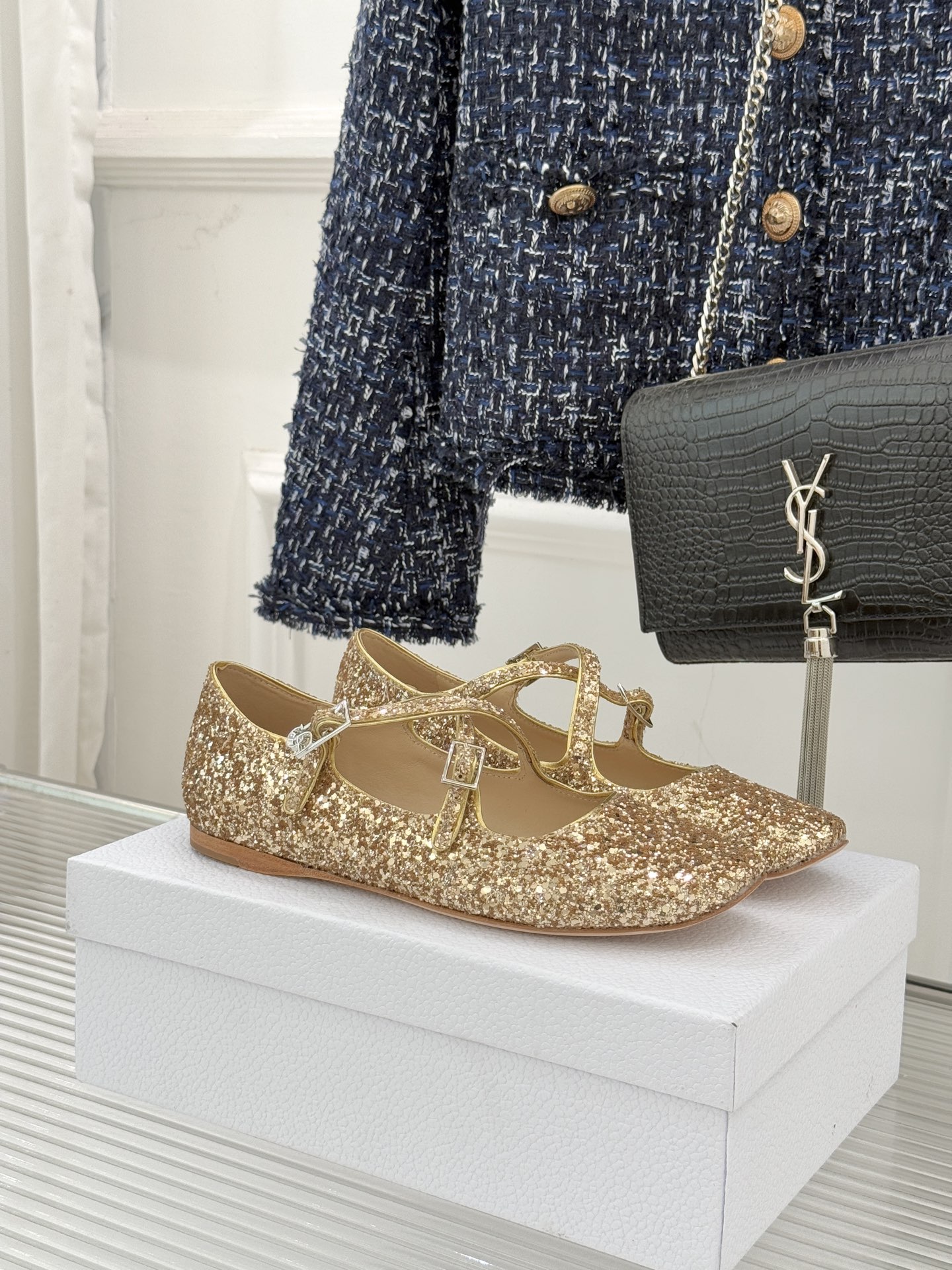 Dior/迪奥26WF新品方头交叉带平底玛丽珍鞋以复古基因碰撞现代美学这款玛丽珍鞋重塑法式优雅。利落方头