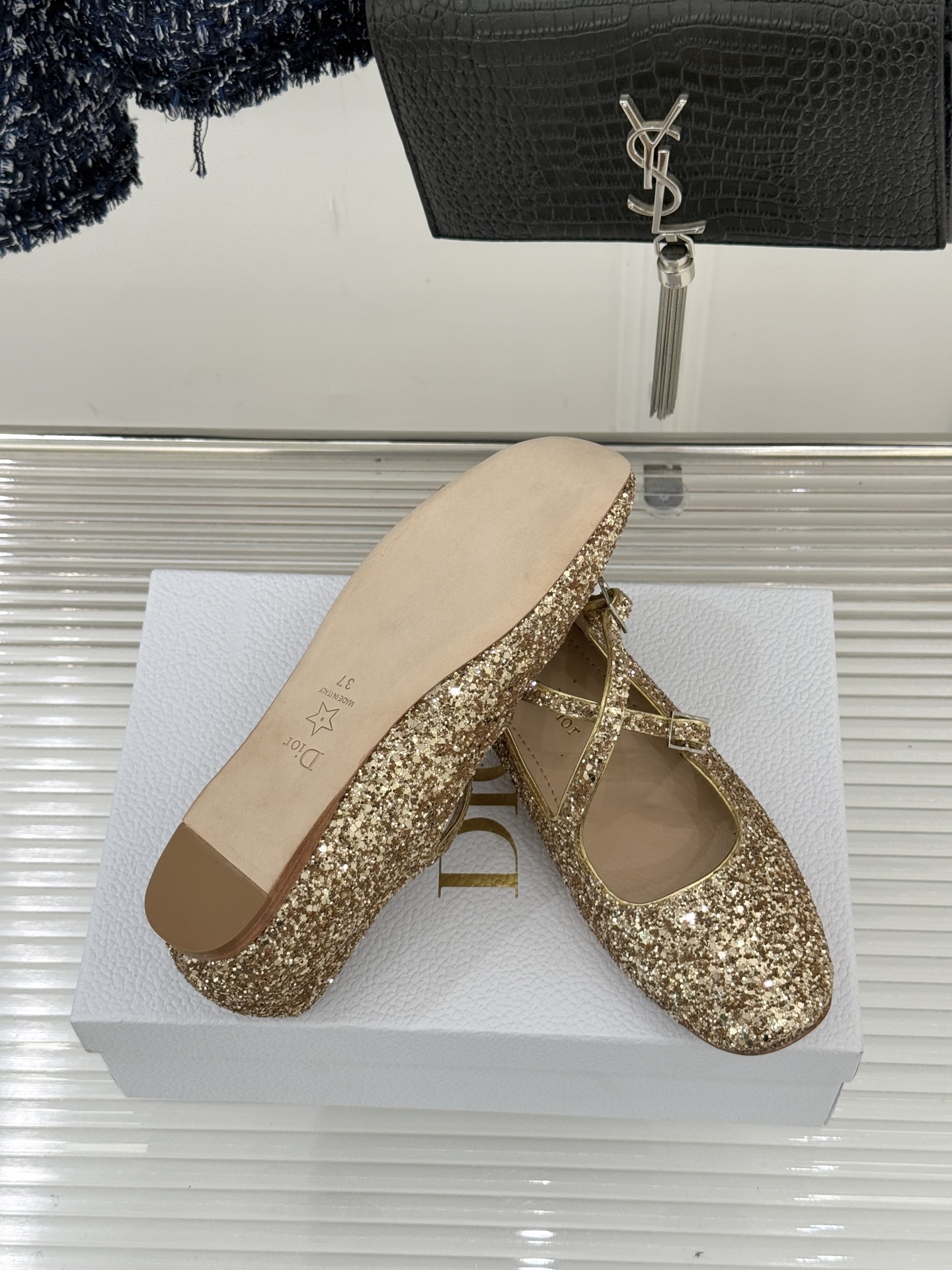 Dior/迪奥26WF新品方头交叉带平底玛丽珍鞋以复古基因碰撞现代美学这款玛丽珍鞋重塑法式优雅。利落方头