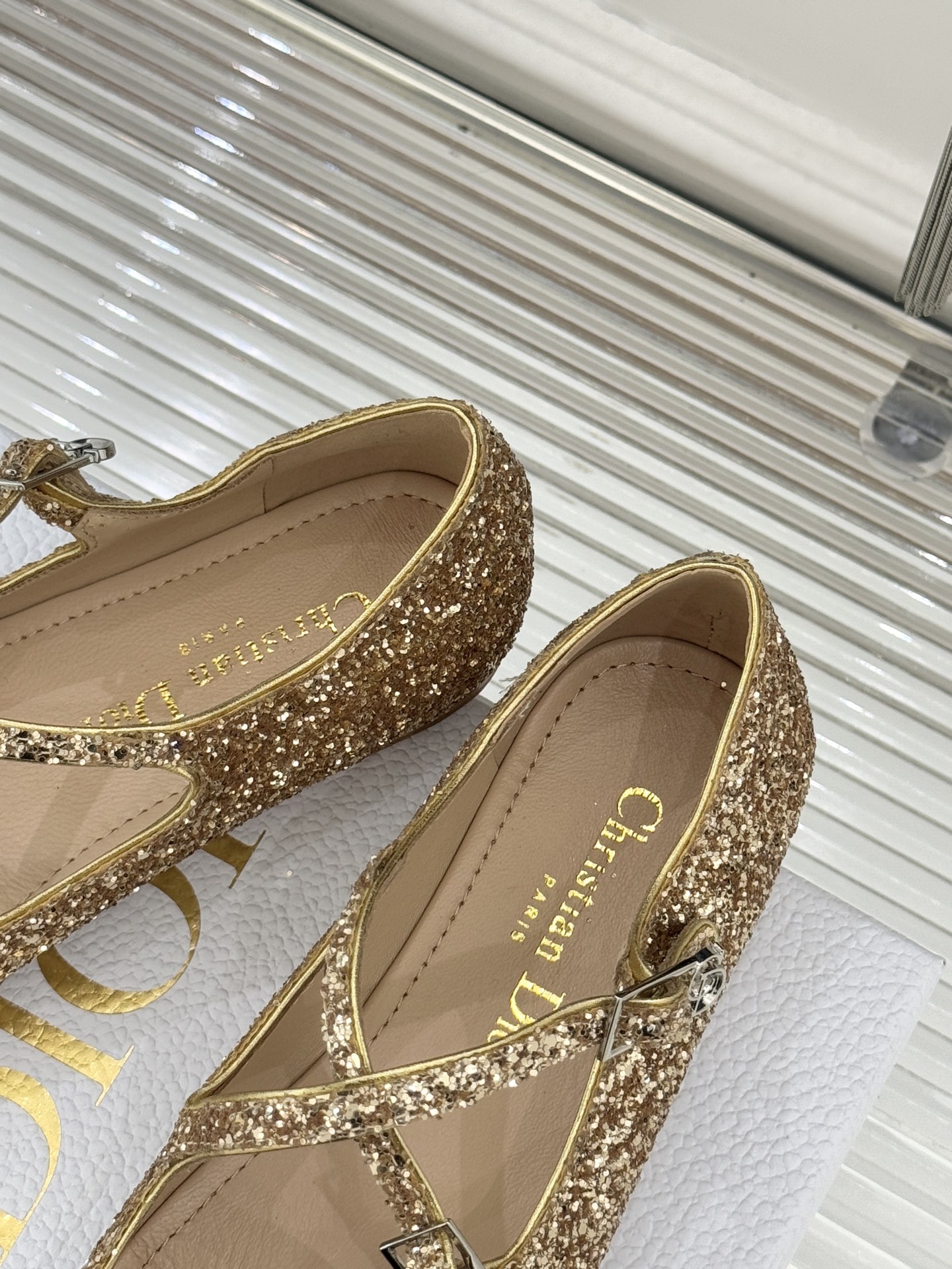 Dior/迪奥26WF新品方头交叉带平底玛丽珍鞋以复古基因碰撞现代美学这款玛丽珍鞋重塑法式优雅。利落方头