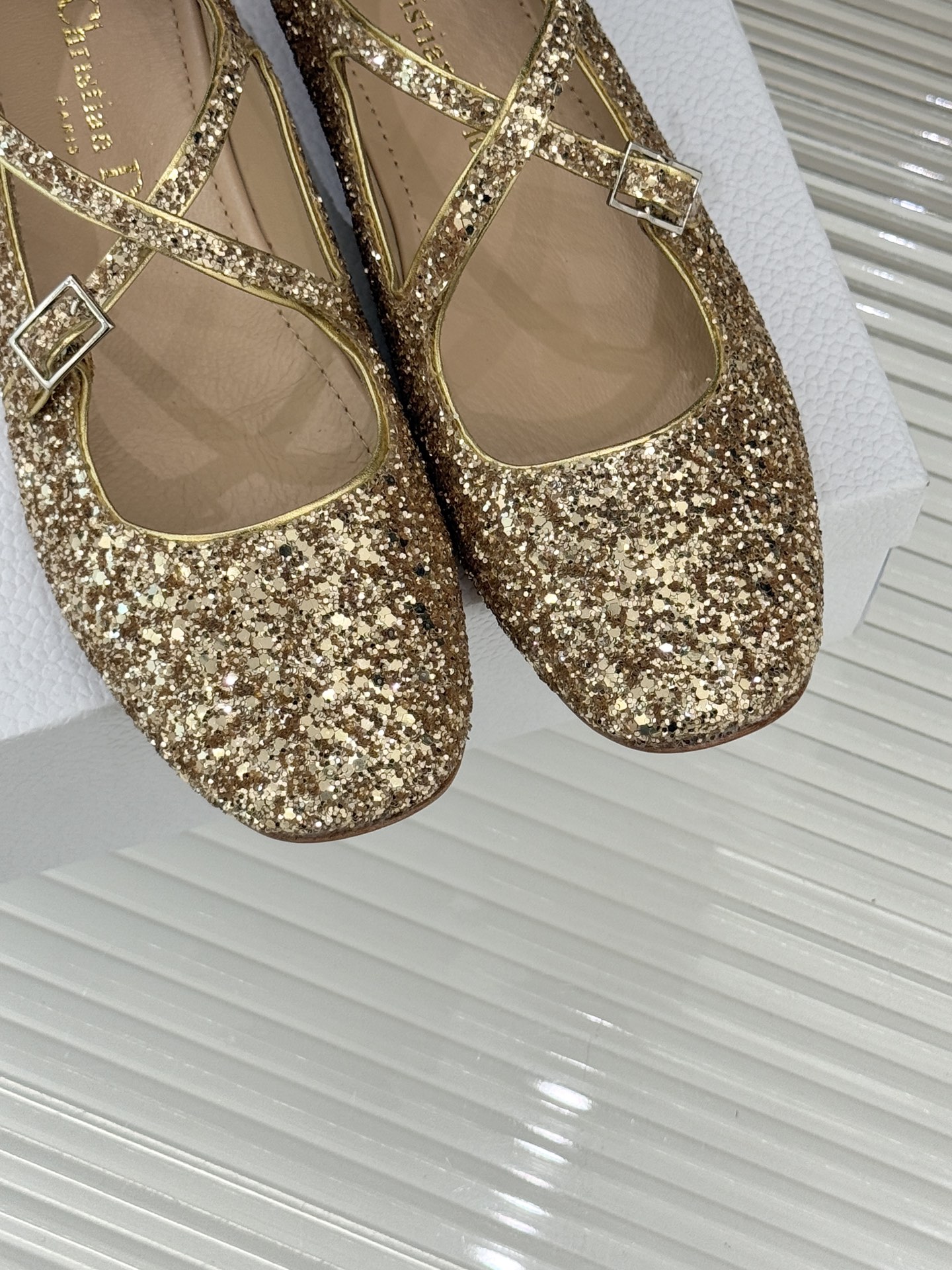 Dior/迪奥26WF新品方头交叉带平底玛丽珍鞋以复古基因碰撞现代美学这款玛丽珍鞋重塑法式优雅。利落方头