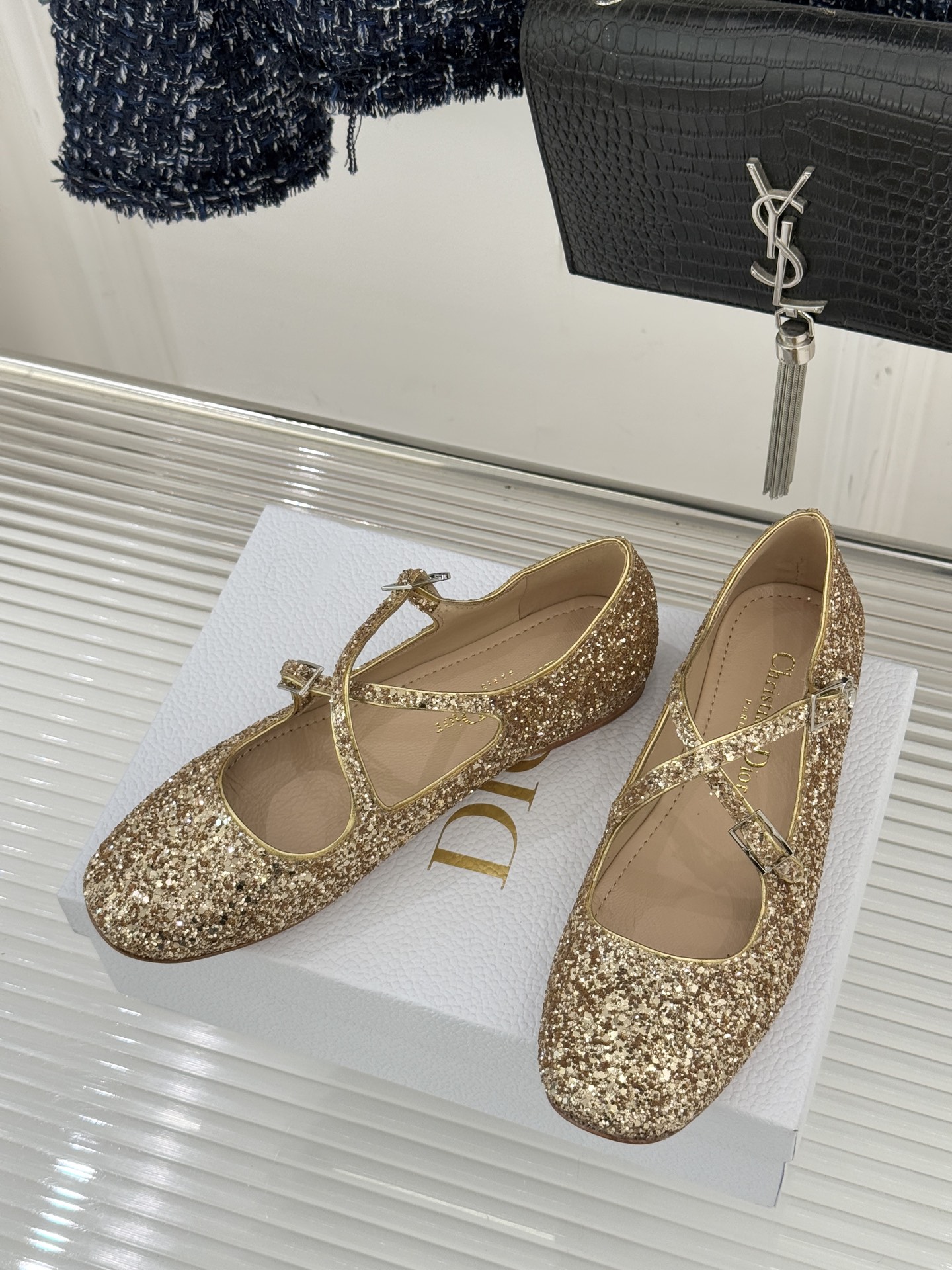 Dior/迪奥26WF新品方头交叉带平底玛丽珍鞋以复古基因碰撞现代美学这款玛丽珍鞋重塑法式优雅。利落方头