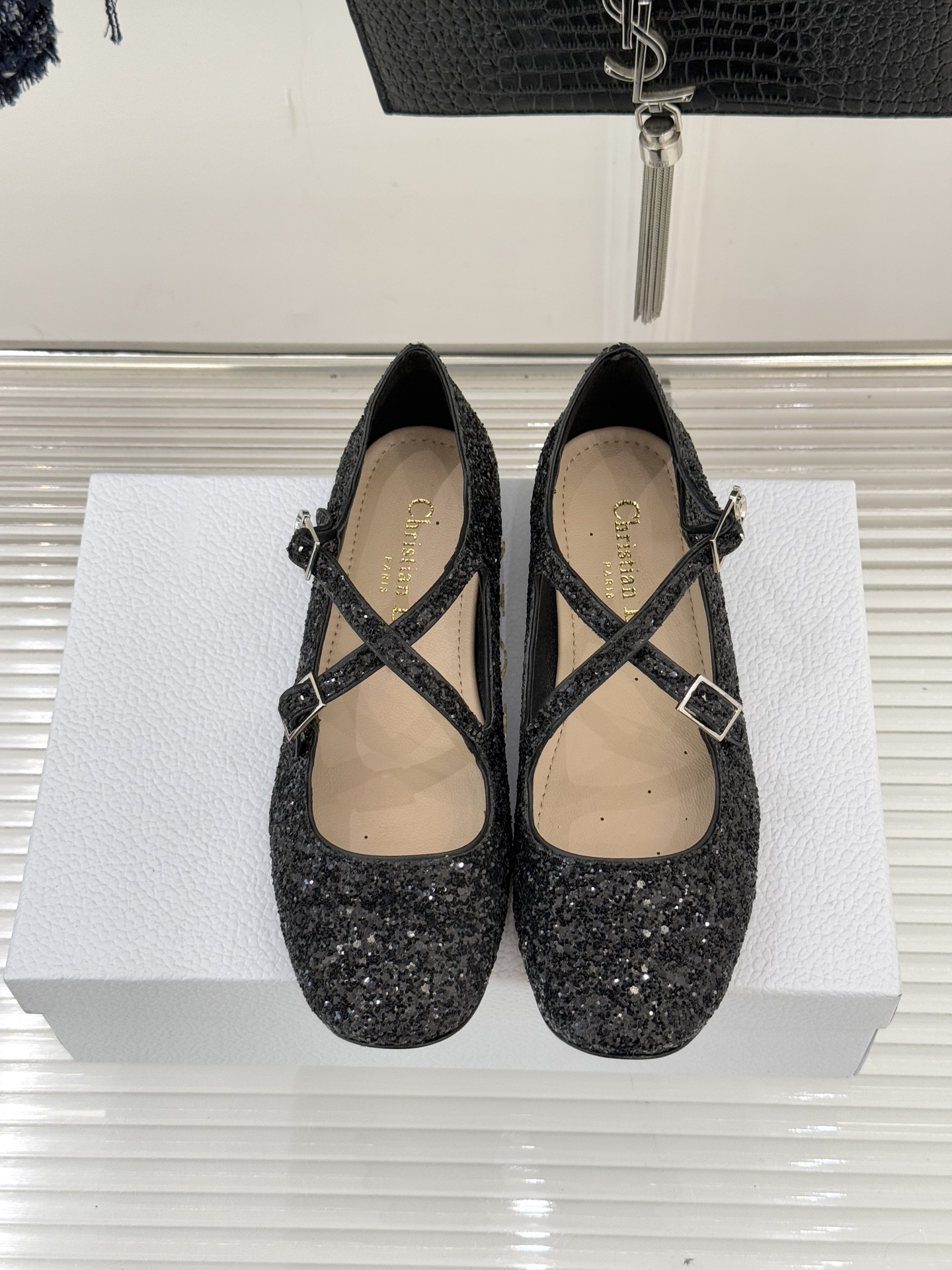 Dior/迪奥26WF新品方头交叉带平底玛丽珍鞋以复古基因碰撞现代美学这款玛丽珍鞋重塑法式优雅。利落方头