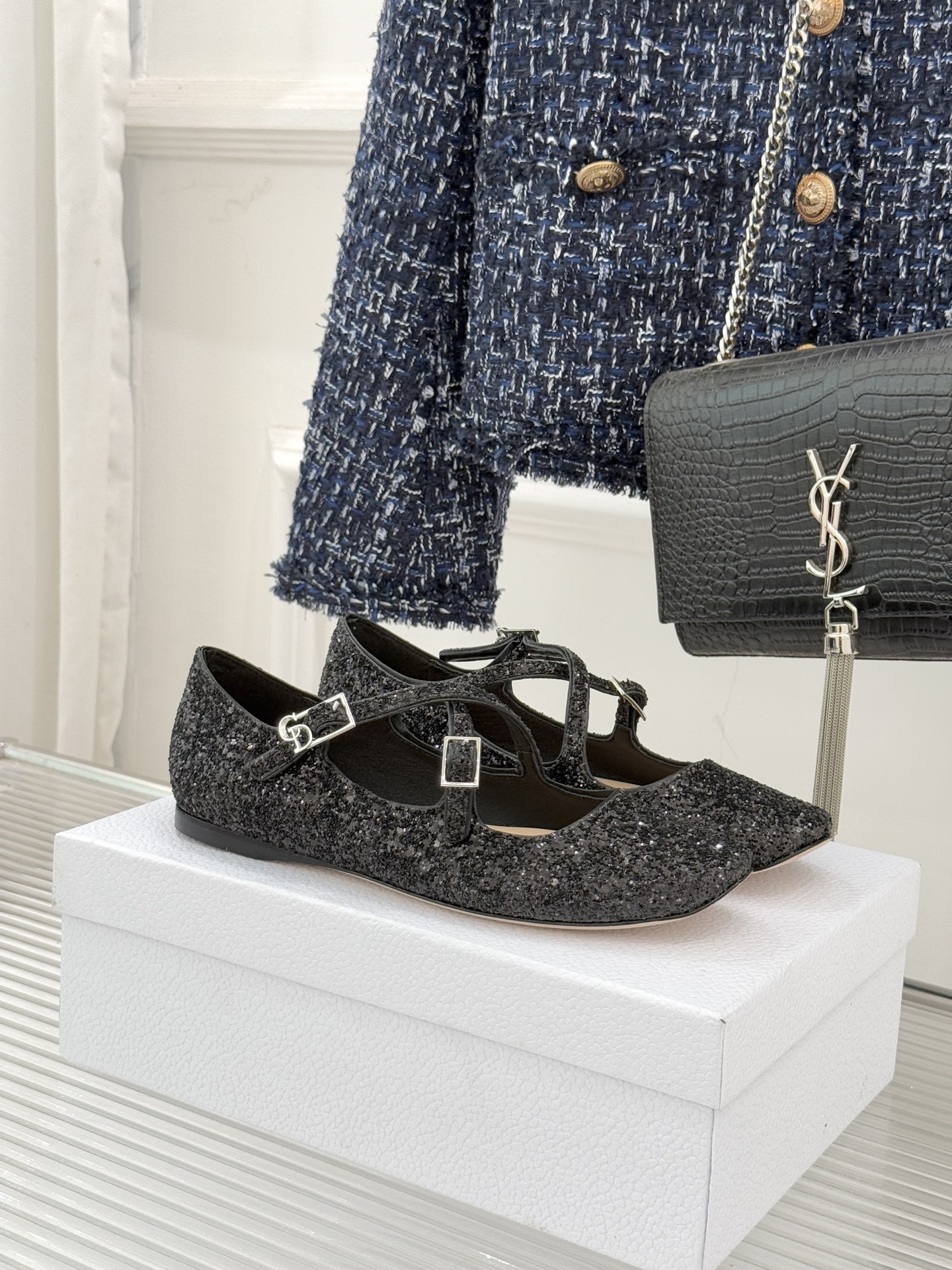 NO:721569,Dior/Dior 26WF new square-toe cross-strap flat Mary Jane shoes collide with modern aesthetics with retro genes. This Mary Jane shoe reinvents French elegance. The neat square toe breaks the traditional shackles. The cross-lace design wraps around the instep and is embellished with a gold-finished CD metal buckle. It replicates the classic elements of the brand archives. The flat-bottom design combines stability and casualness. Invisible stitching hides ingenuity. The leather sole is engraved with the brand's lucky star symbol, whether it is paired with commuting suit pants, it is neat and capable.  Whether it is romantic and elegant, or it is embellished with a floral dress, it can be seamlessly adapted to various scenes, perfectly blending retro sweetness and daily wear, showing an unintentional high-end style in every step. The fabric is made of original customized patent leather, and the lining of the toes is all sheepskin. Italian imported leather outsole size 35-39 (customized 40/41/42) No. 8482026120, single shoes, dior, dior, mary jane, skirts, business  suit,sheepskin,leather soles19860909Dior/迪奥26WF新品方头交叉带 平底玛丽珍鞋 以复古基因碰撞现代美学 这款玛丽珍鞋重塑法式优雅. 利落方头打破传统桎梏 交叉系带设计缠绕脚背 缀以金色饰面CD金属搭扣 复刻品牌档案经典元素. 平底设计兼顾稳健与随性. 隐形缝线暗藏匠心 皮革鞋底印刻品牌幸运星符号 无论是搭配通勤西装裤利落干练 还是点缀碎花长裙浪漫雅致 都能无缝适配多元场景 让复古甜酷与日常实穿完美融合 步履间流露不刻意的高级风情. 面料采用原版定制漆皮 内里踮脚均为羊皮 意大利进口真皮大底 size35-39（40/41/42定制） 编号8482026120,单鞋,dior,dior,mary jane,skirts,business suit,sheepskin,Leather soles,Women's Shoes