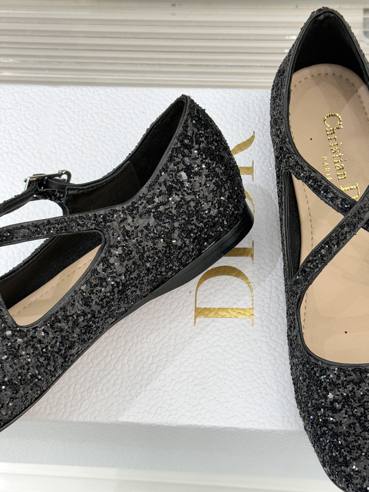 Dior/迪奥26WF新品方头交叉带平底玛丽珍鞋以复古基因碰撞现代美学这款玛丽珍鞋重塑法式优雅。利落方头