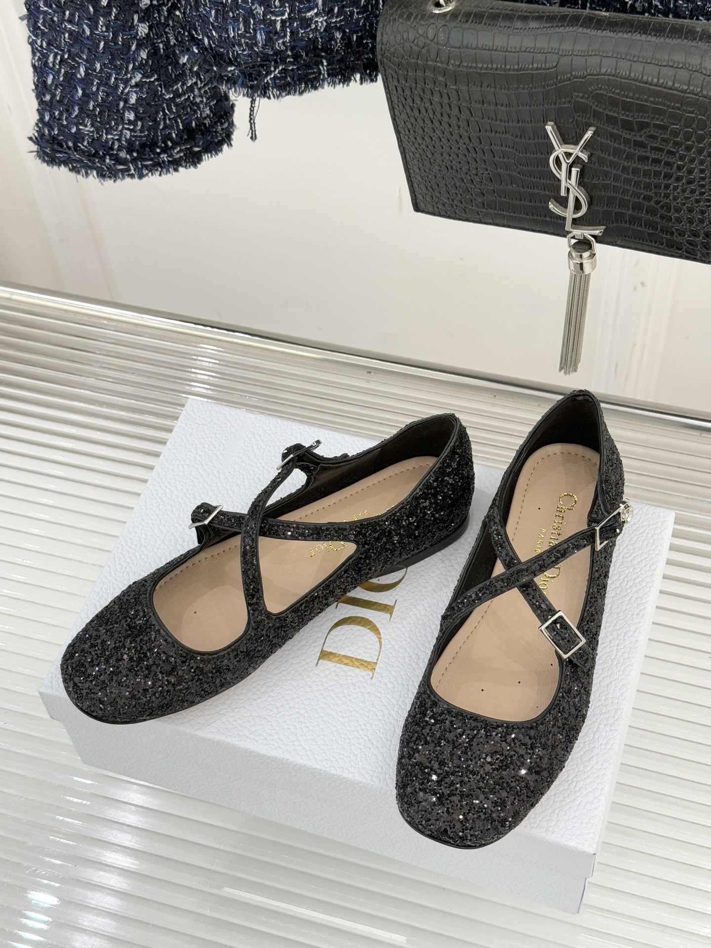 Dior/迪奥26WF新品方头交叉带平底玛丽珍鞋以复古基因碰撞现代美学这款玛丽珍鞋重塑法式优雅。利落方头