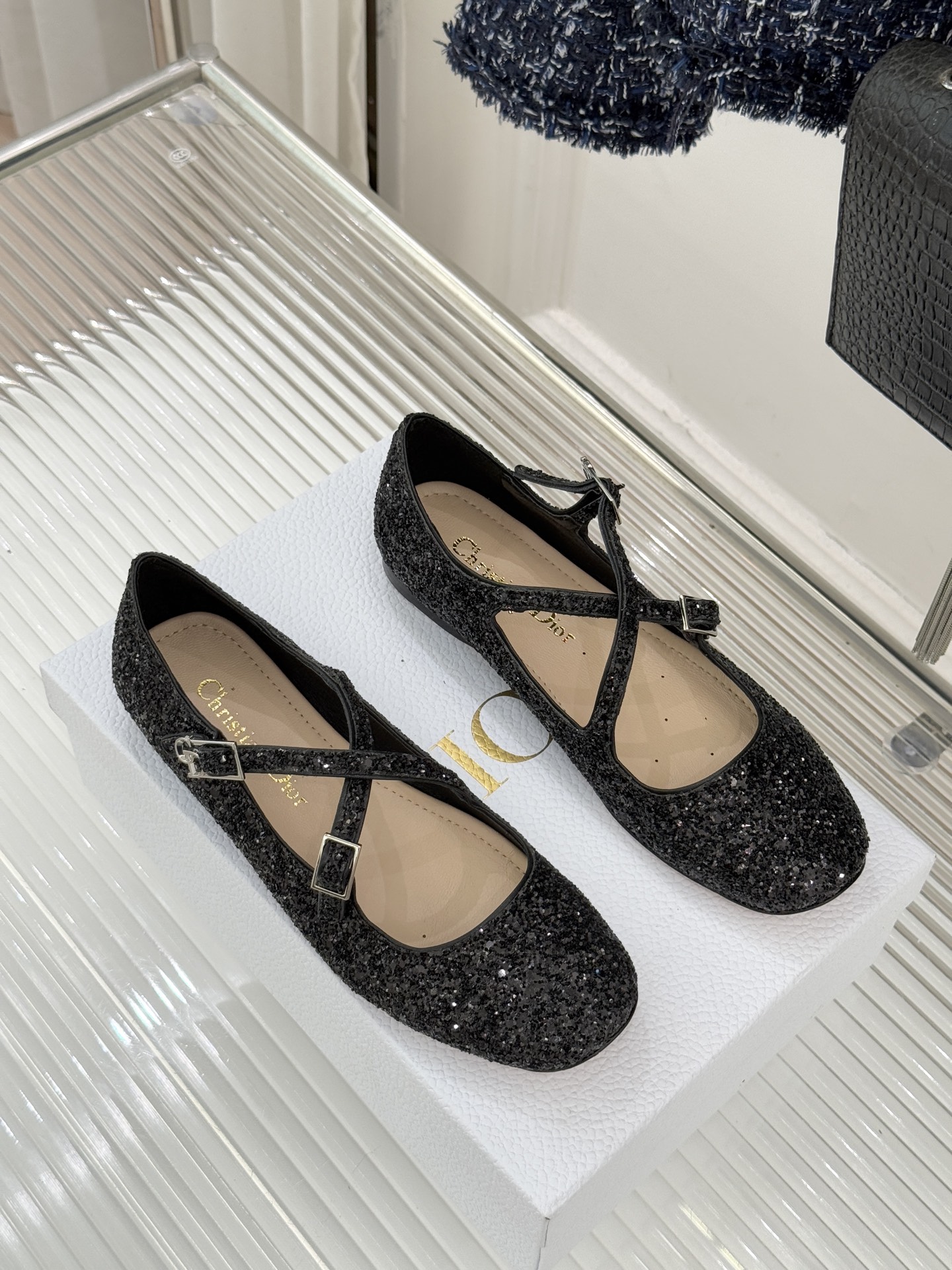 Dior/迪奥26WF新品方头交叉带平底玛丽珍鞋以复古基因碰撞现代美学这款玛丽珍鞋重塑法式优雅。利落方头