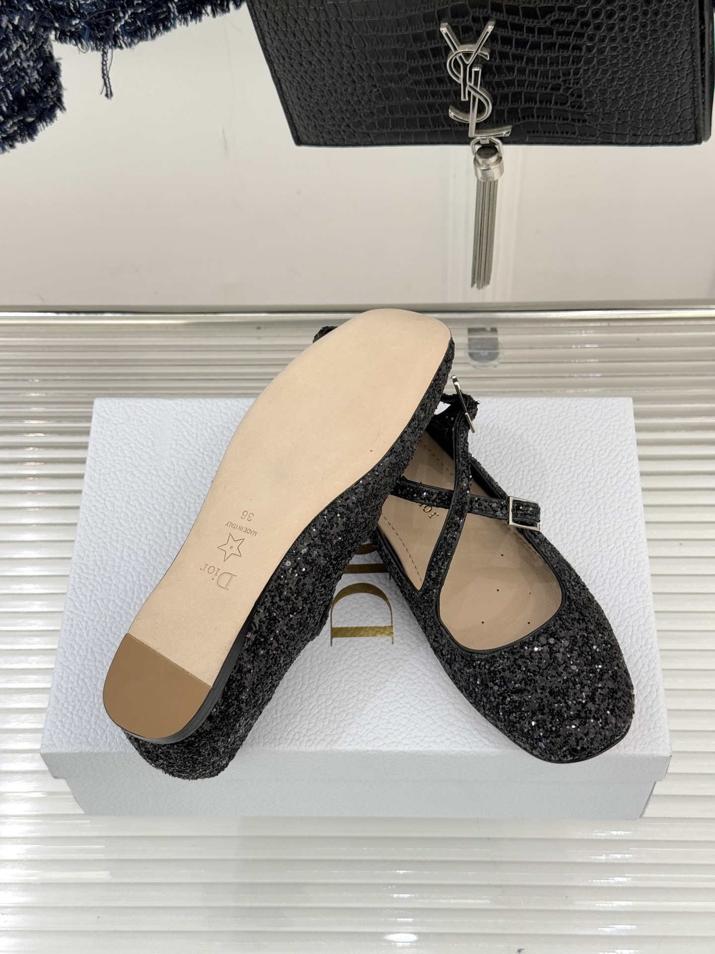 Dior/迪奥26WF新品方头交叉带平底玛丽珍鞋以复古基因碰撞现代美学这款玛丽珍鞋重塑法式优雅。利落方头