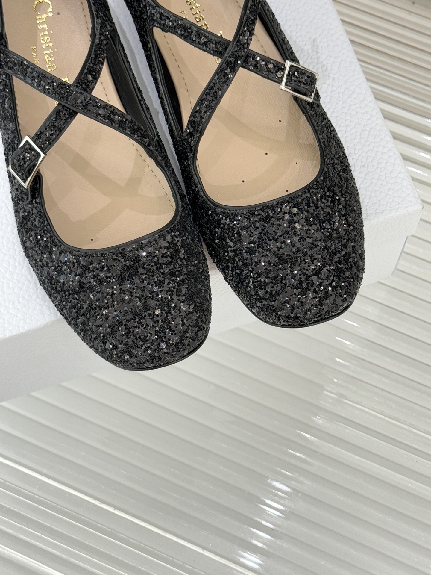 Dior/迪奥26WF新品方头交叉带平底玛丽珍鞋以复古基因碰撞现代美学这款玛丽珍鞋重塑法式优雅。利落方头