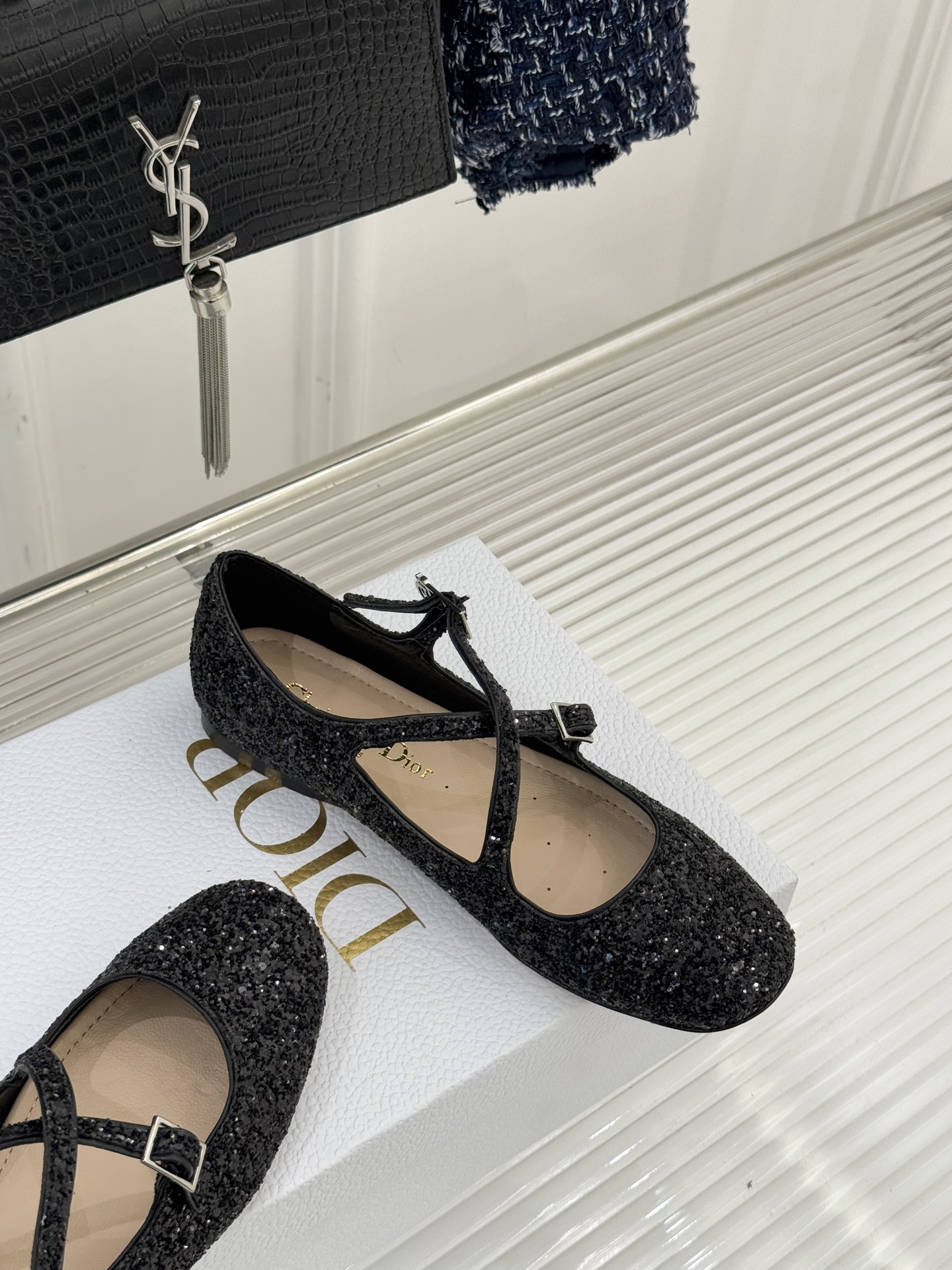 Dior/迪奥26WF新品方头交叉带平底玛丽珍鞋以复古基因碰撞现代美学这款玛丽珍鞋重塑法式优雅。利落方头