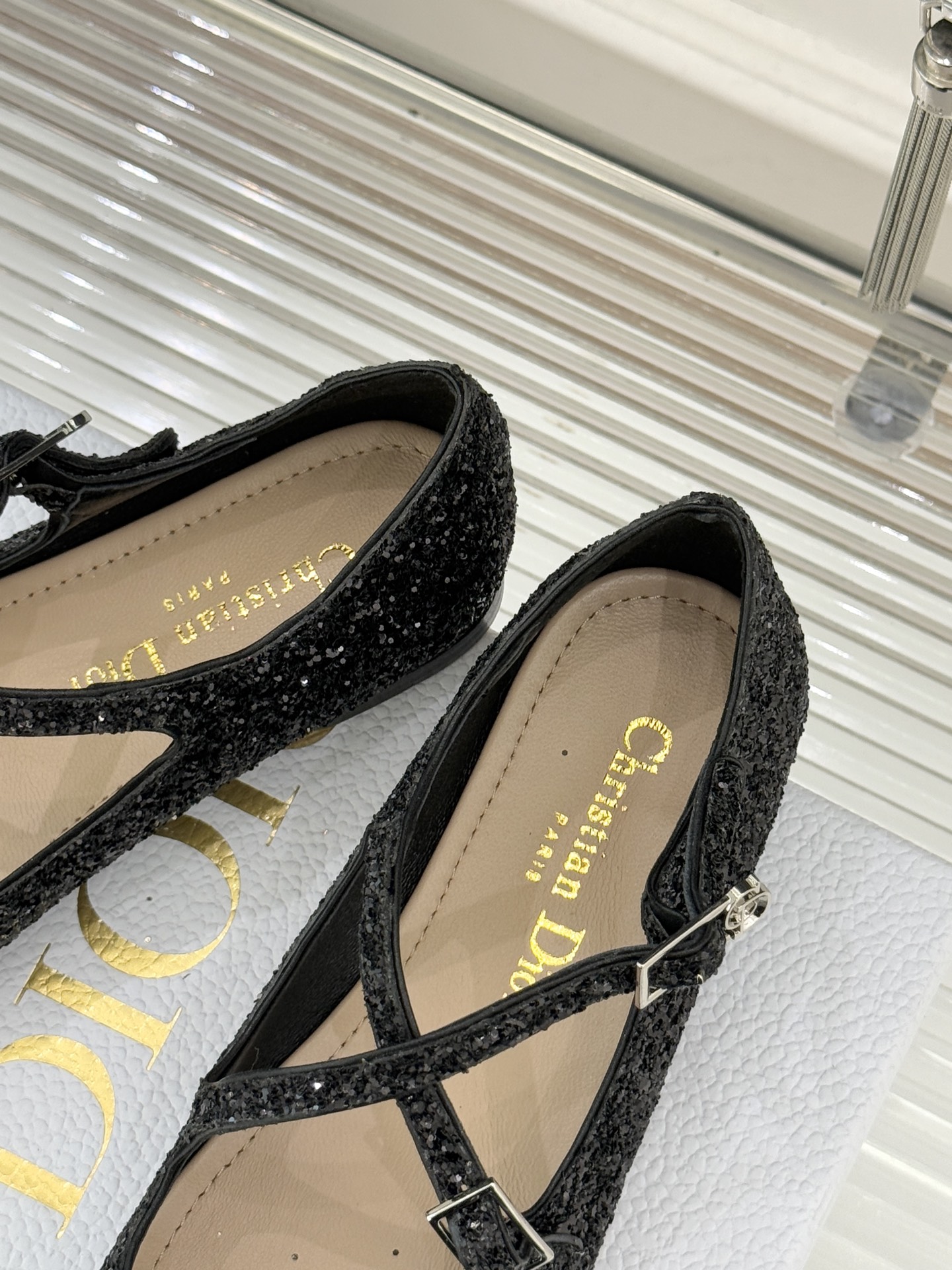 Dior/迪奥26WF新品方头交叉带平底玛丽珍鞋以复古基因碰撞现代美学这款玛丽珍鞋重塑法式优雅。利落方头