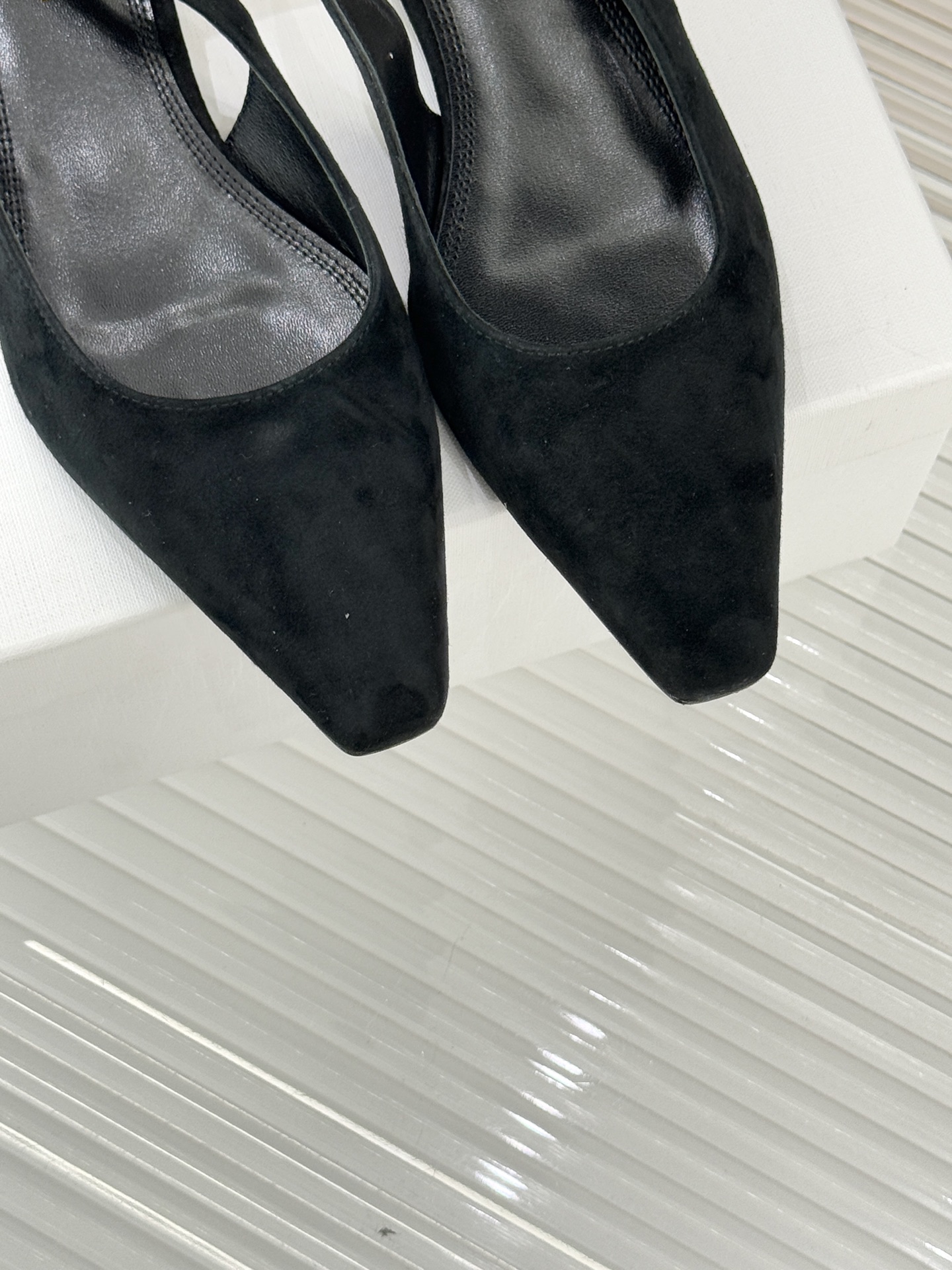 NEOUS26WF新品蝴蝶结猫跟后空凉鞋以建筑美学解构温柔格调这双凉鞋重塑夏日优雅范式。利落尖头延伸腿部