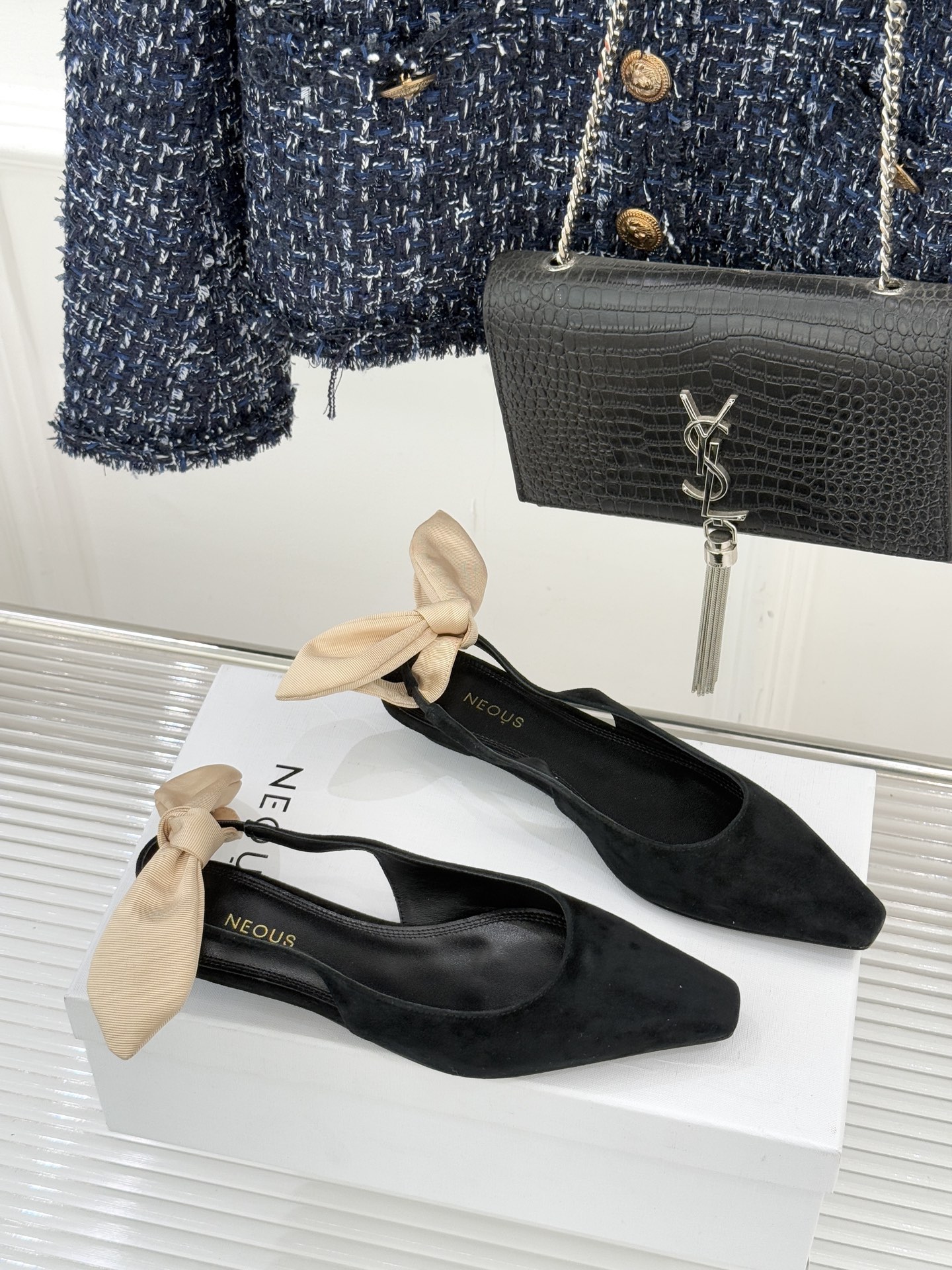 NEOUS26WF新品蝴蝶结猫跟后空凉鞋以建筑美学解构温柔格调这双凉鞋重塑夏日优雅范式。利落尖头延伸腿部