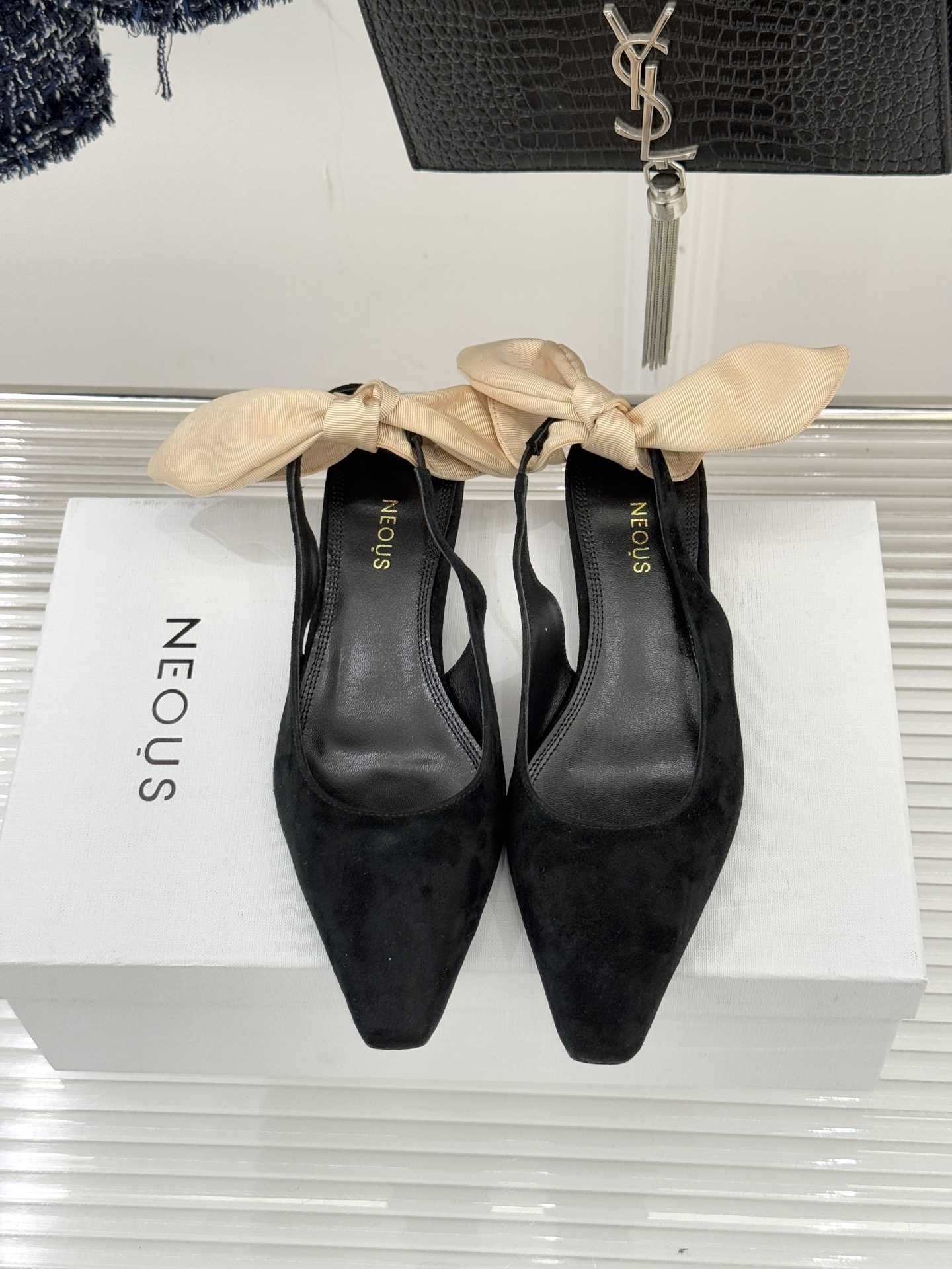 NEOUS26WF新品蝴蝶结猫跟后空凉鞋以建筑美学解构温柔格调这双凉鞋重塑夏日优雅范式。利落尖头延伸腿部