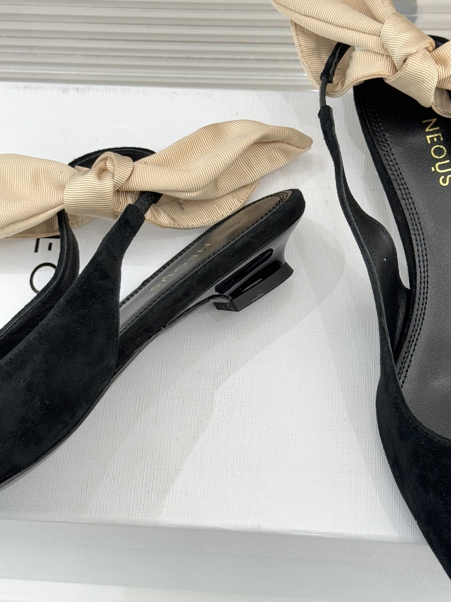 NEOUS26WF新品蝴蝶结猫跟后空凉鞋以建筑美学解构温柔格调这双凉鞋重塑夏日优雅范式。利落尖头延伸腿部