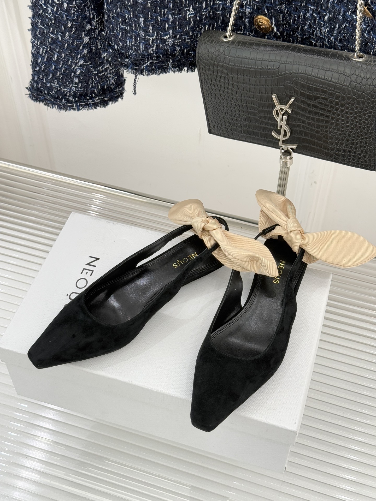 NEOUS26WF新品蝴蝶结猫跟后空凉鞋以建筑美学解构温柔格调这双凉鞋重塑夏日优雅范式。利落尖头延伸腿部