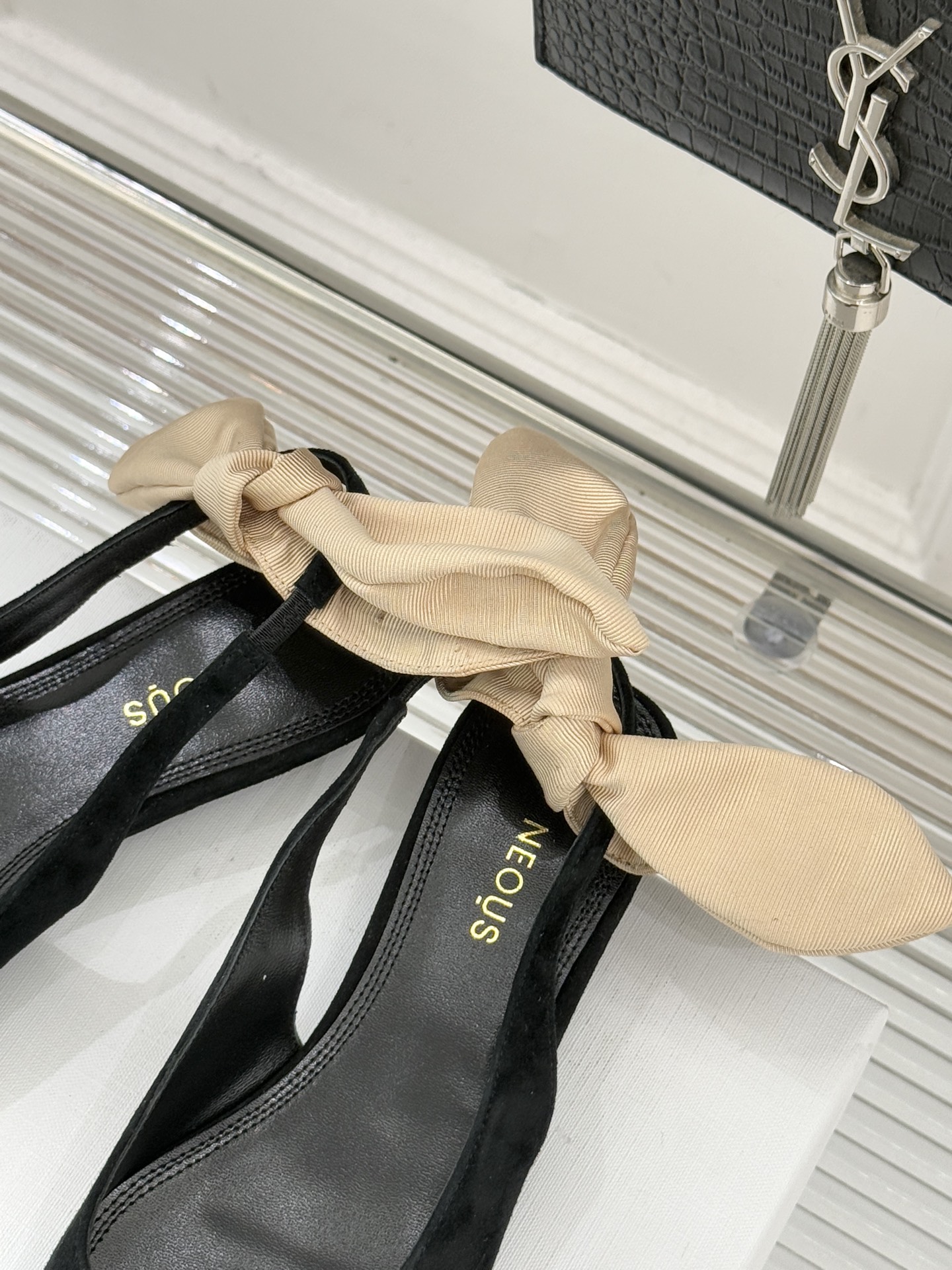 NEOUS26WF新品蝴蝶结猫跟后空凉鞋以建筑美学解构温柔格调这双凉鞋重塑夏日优雅范式。利落尖头延伸腿部