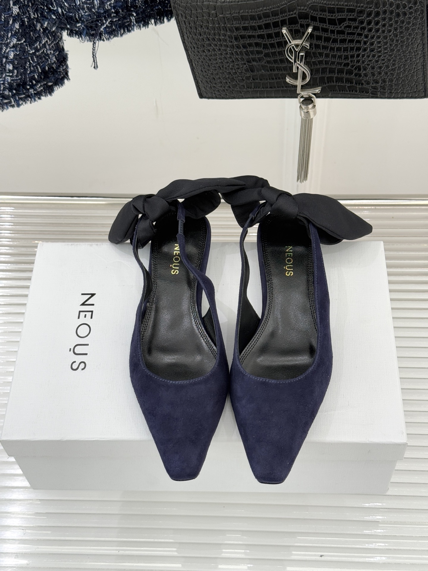 NEOUS26WF新品蝴蝶结猫跟后空凉鞋以建筑美学解构温柔格调这双凉鞋重塑夏日优雅范式。利落尖头延伸腿部