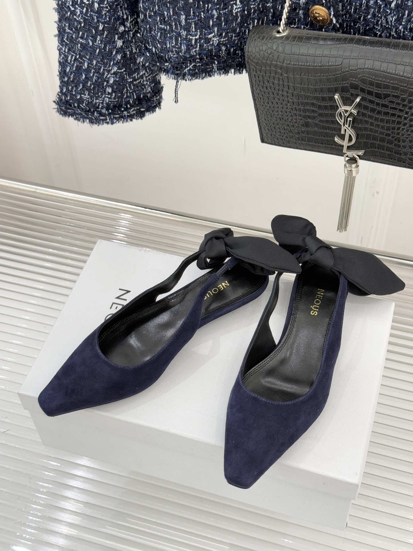 NEOUS26WF新品蝴蝶结猫跟后空凉鞋以建筑美学解构温柔格调这双凉鞋重塑夏日优雅范式。利落尖头延伸腿部