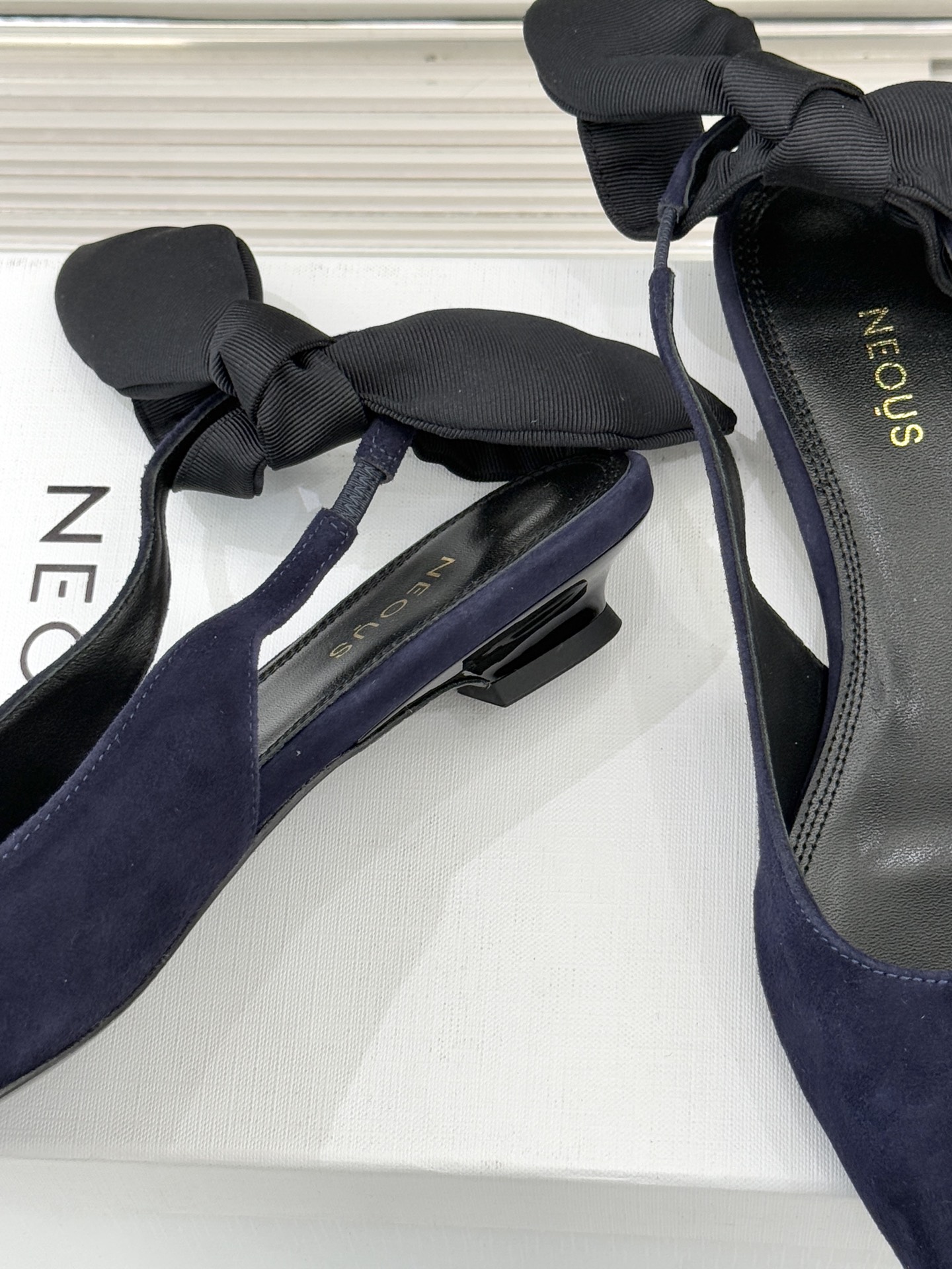 NEOUS26WF新品蝴蝶结猫跟后空凉鞋以建筑美学解构温柔格调这双凉鞋重塑夏日优雅范式。利落尖头延伸腿部