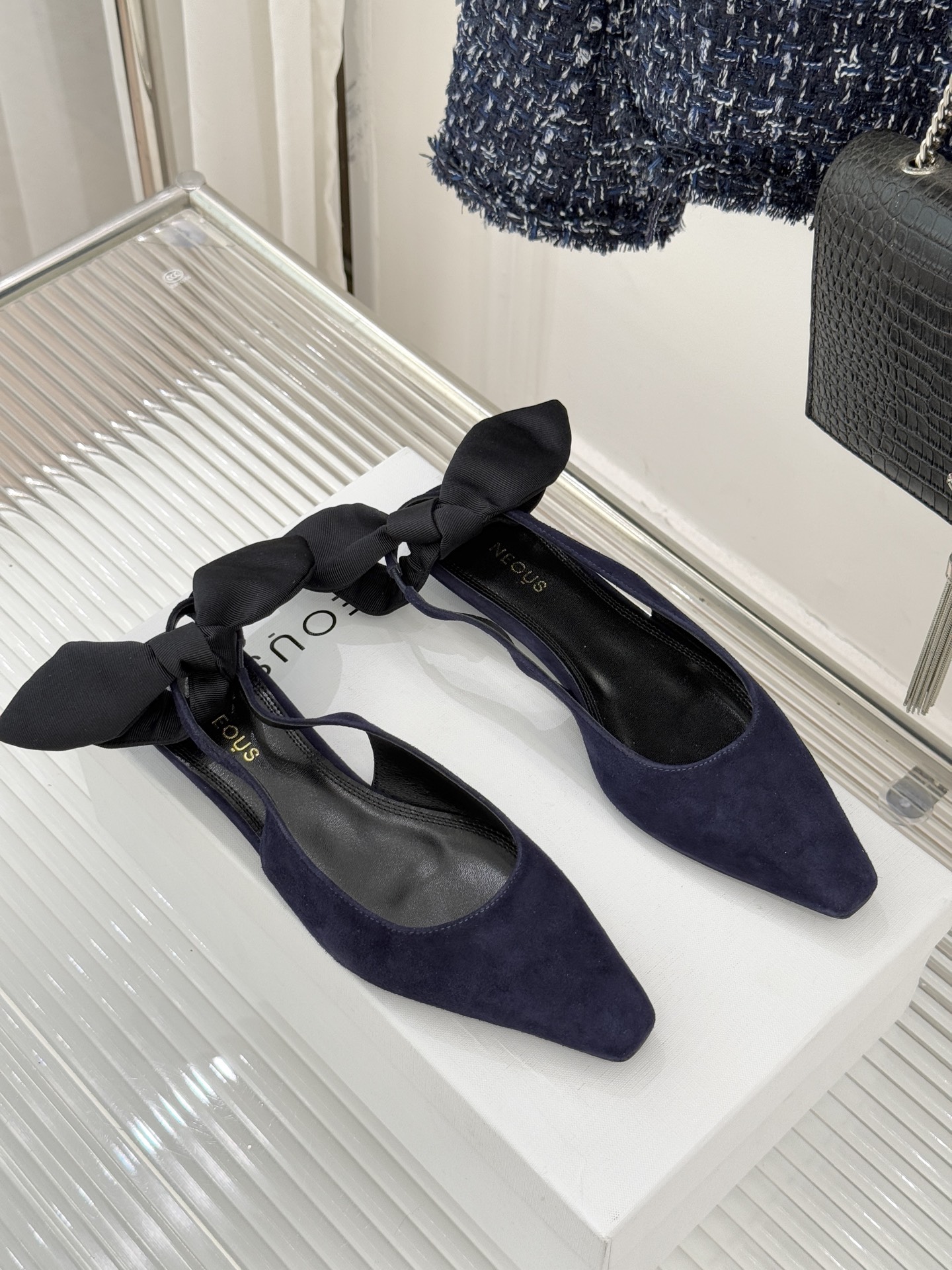 NEOUS26WF新品蝴蝶结猫跟后空凉鞋以建筑美学解构温柔格调这双凉鞋重塑夏日优雅范式。利落尖头延伸腿部