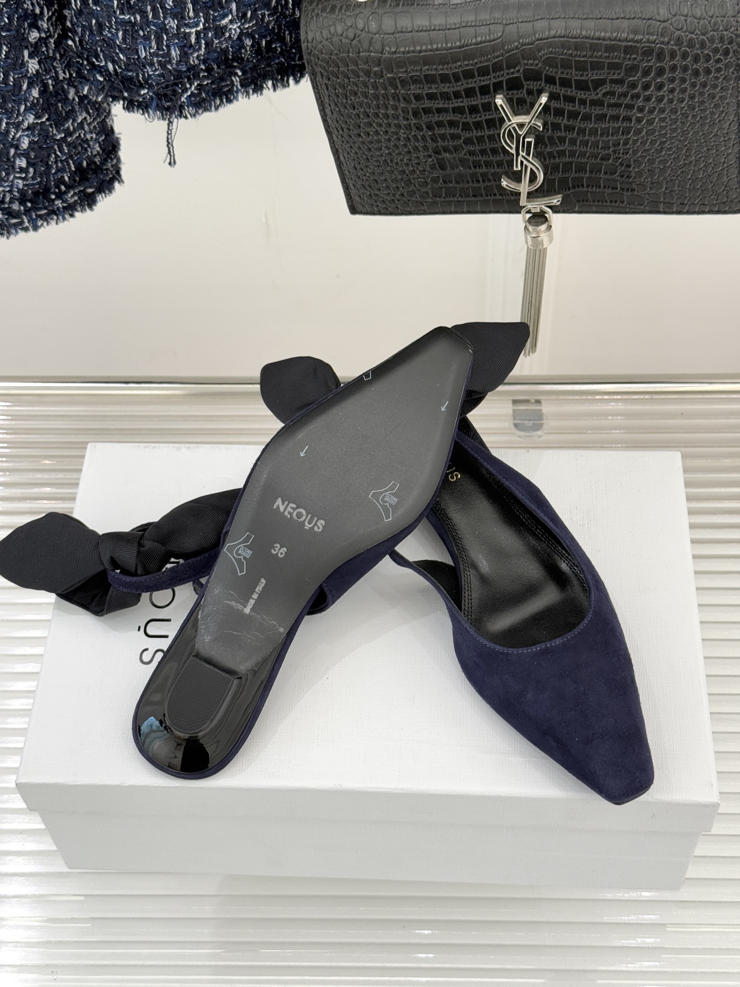 NEOUS26WF新品蝴蝶结猫跟后空凉鞋以建筑美学解构温柔格调这双凉鞋重塑夏日优雅范式。利落尖头延伸腿部