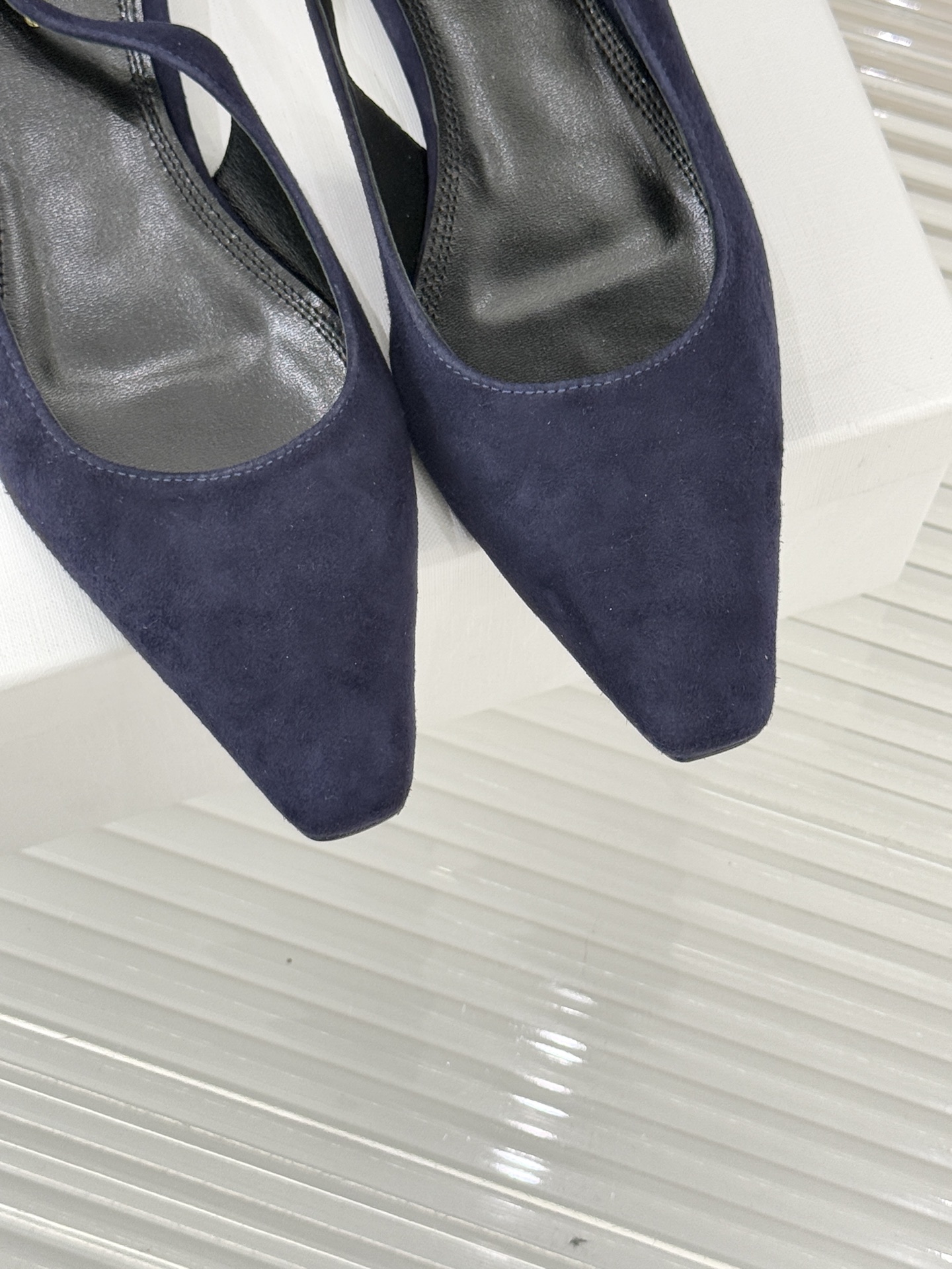 NEOUS26WF新品蝴蝶结猫跟后空凉鞋以建筑美学解构温柔格调这双凉鞋重塑夏日优雅范式。利落尖头延伸腿部