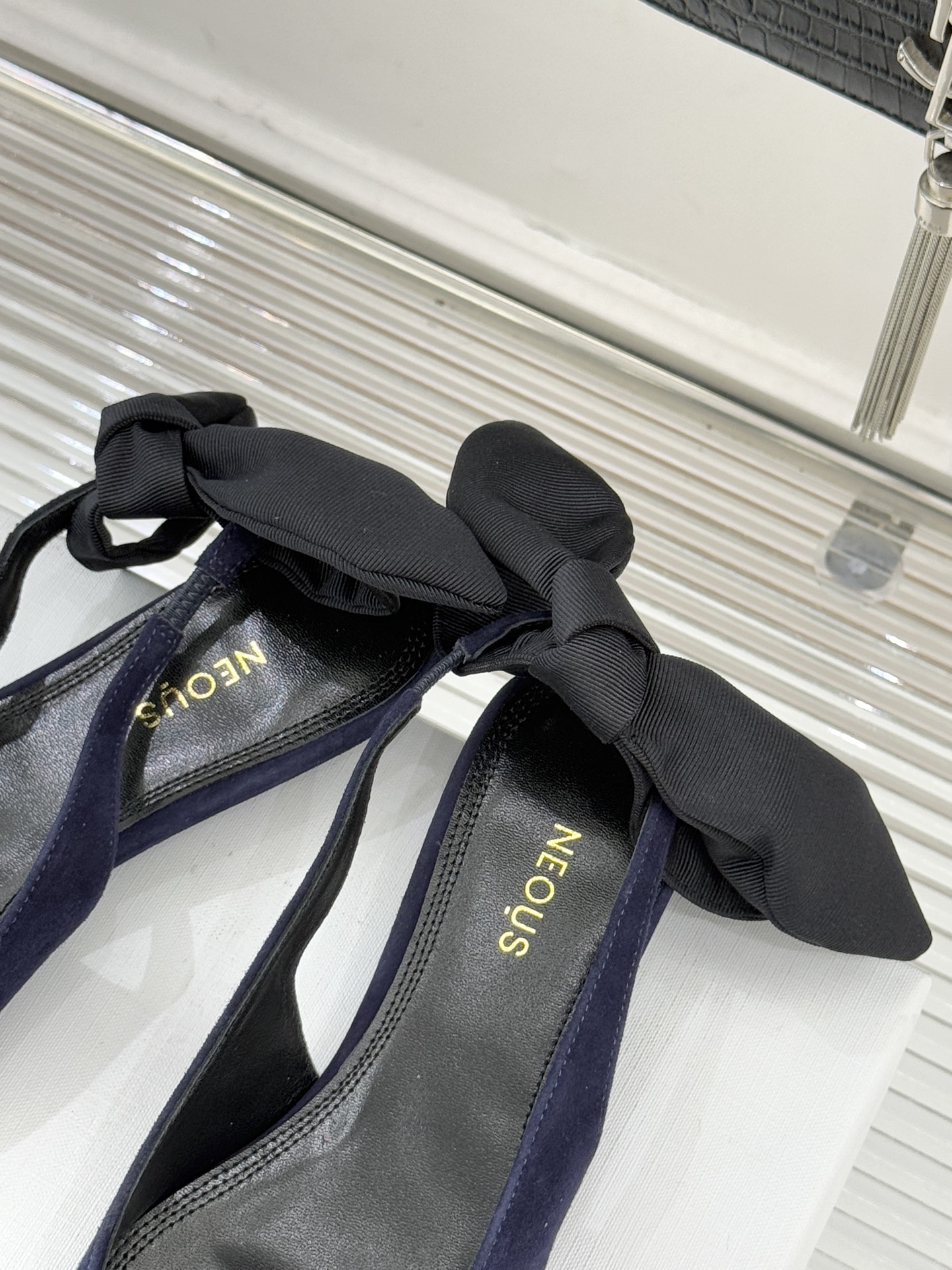 NEOUS26WF新品蝴蝶结猫跟后空凉鞋以建筑美学解构温柔格调这双凉鞋重塑夏日优雅范式。利落尖头延伸腿部