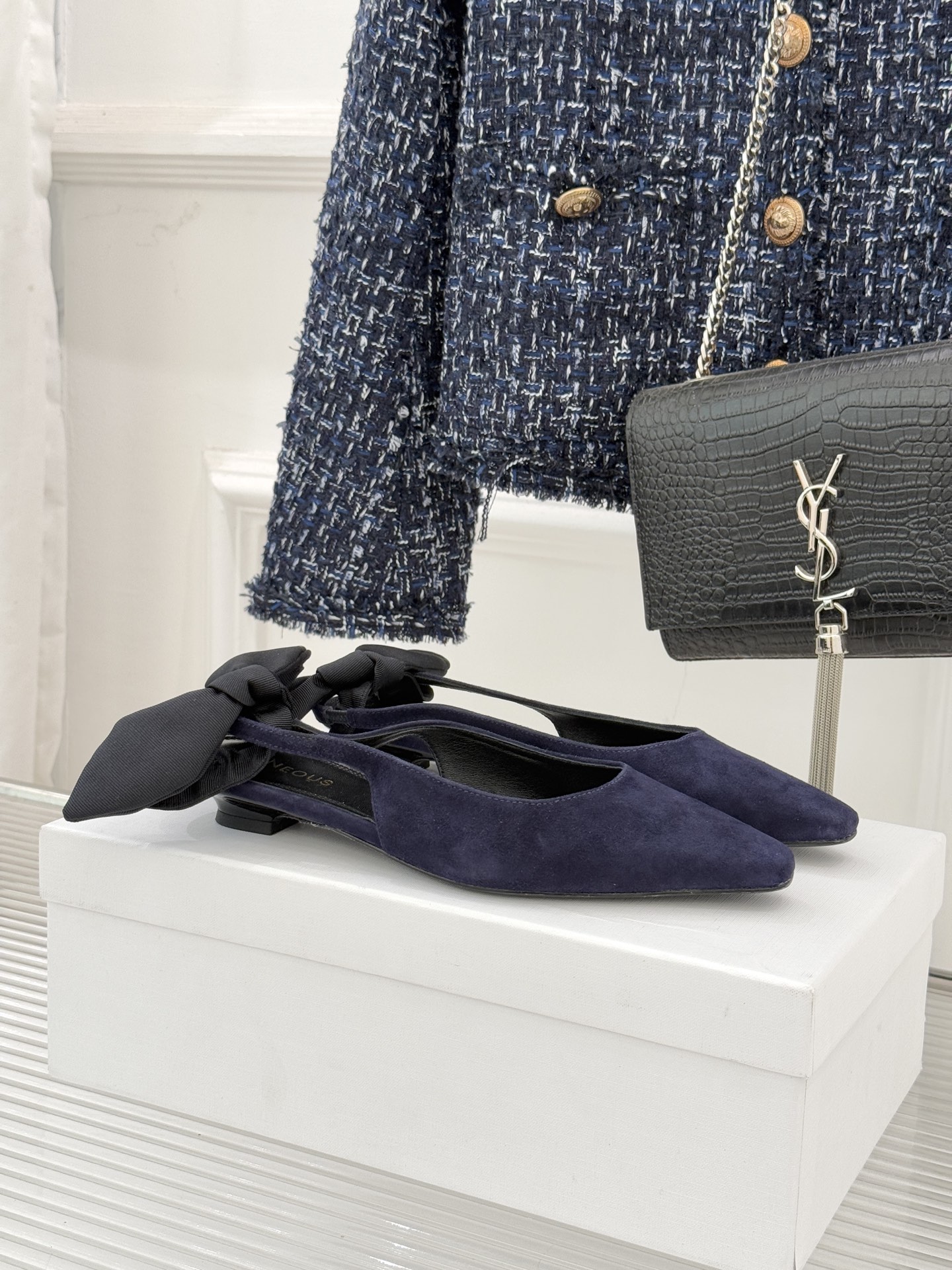 NEOUS26WF新品蝴蝶结猫跟后空凉鞋以建筑美学解构温柔格调这双凉鞋重塑夏日优雅范式。利落尖头延伸腿部