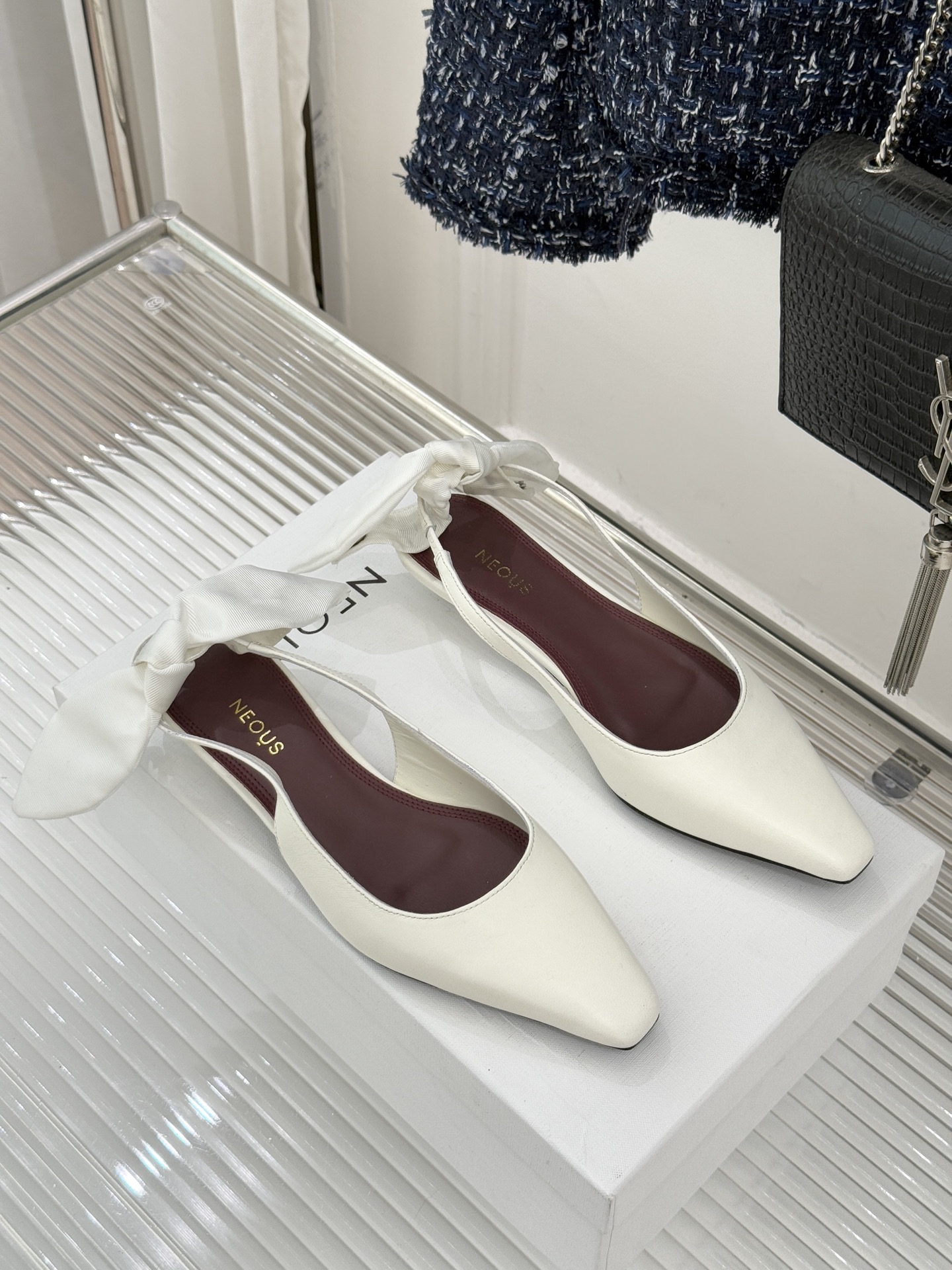 NEOUS26WF新品蝴蝶结猫跟后空凉鞋以建筑美学解构温柔格调这双凉鞋重塑夏日优雅范式。利落尖头延伸腿部