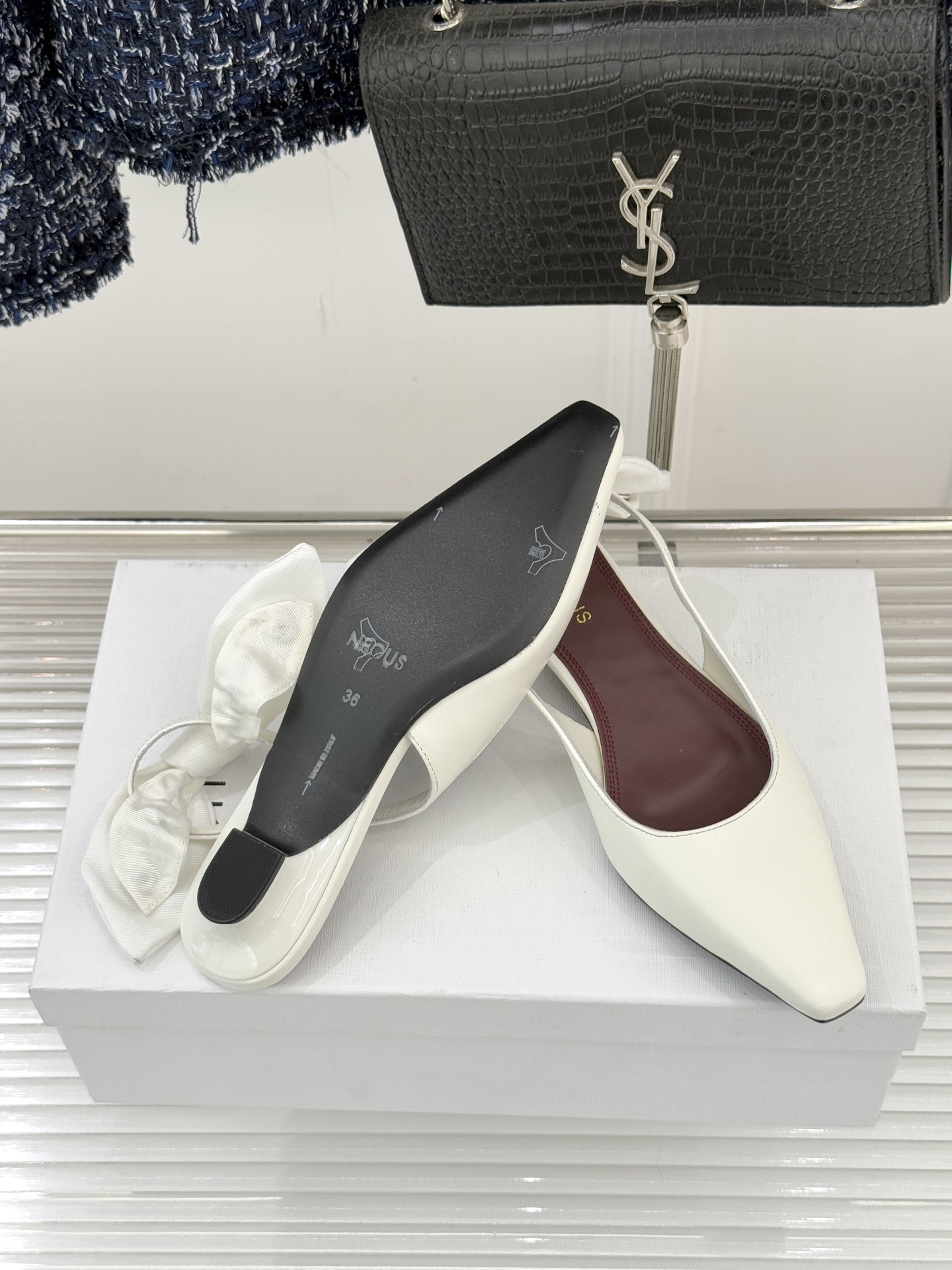 NEOUS26WF新品蝴蝶结猫跟后空凉鞋以建筑美学解构温柔格调这双凉鞋重塑夏日优雅范式。利落尖头延伸腿部