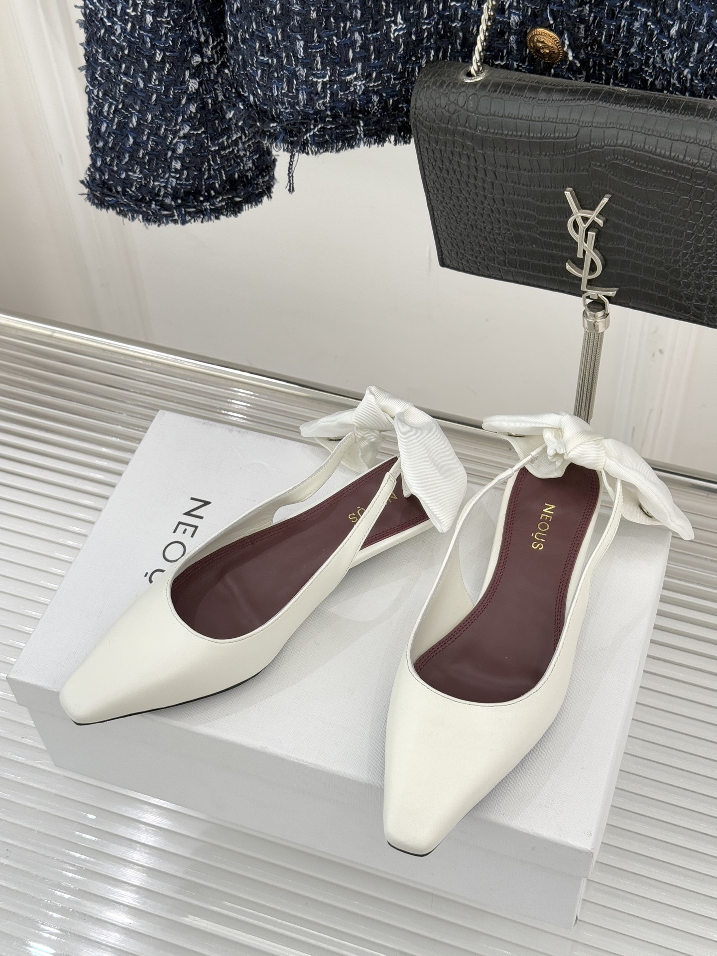 NEOUS26WF新品蝴蝶结猫跟后空凉鞋以建筑美学解构温柔格调这双凉鞋重塑夏日优雅范式。利落尖头延伸腿部