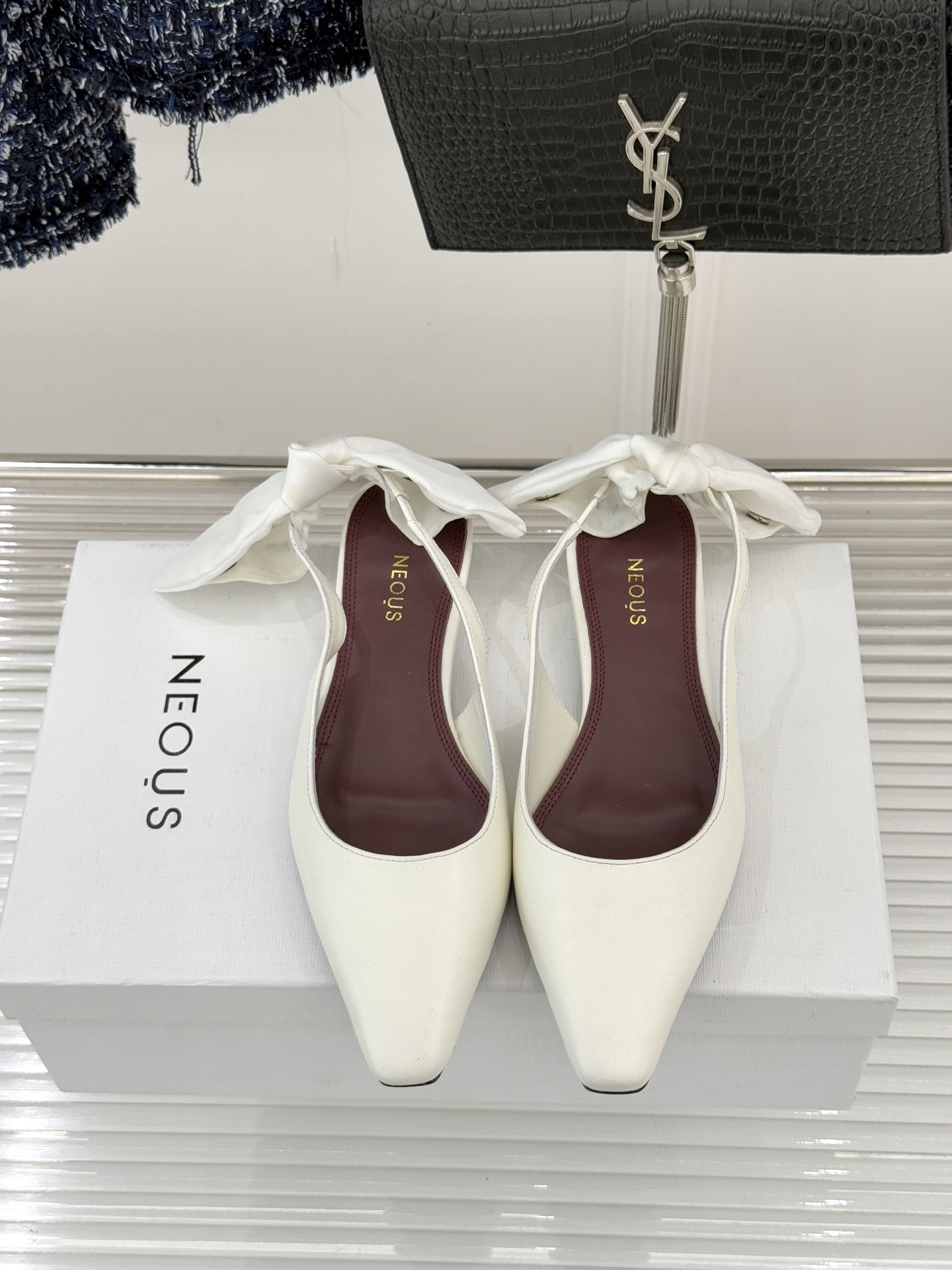 NEOUS26WF新品蝴蝶结猫跟后空凉鞋以建筑美学解构温柔格调这双凉鞋重塑夏日优雅范式。利落尖头延伸腿部