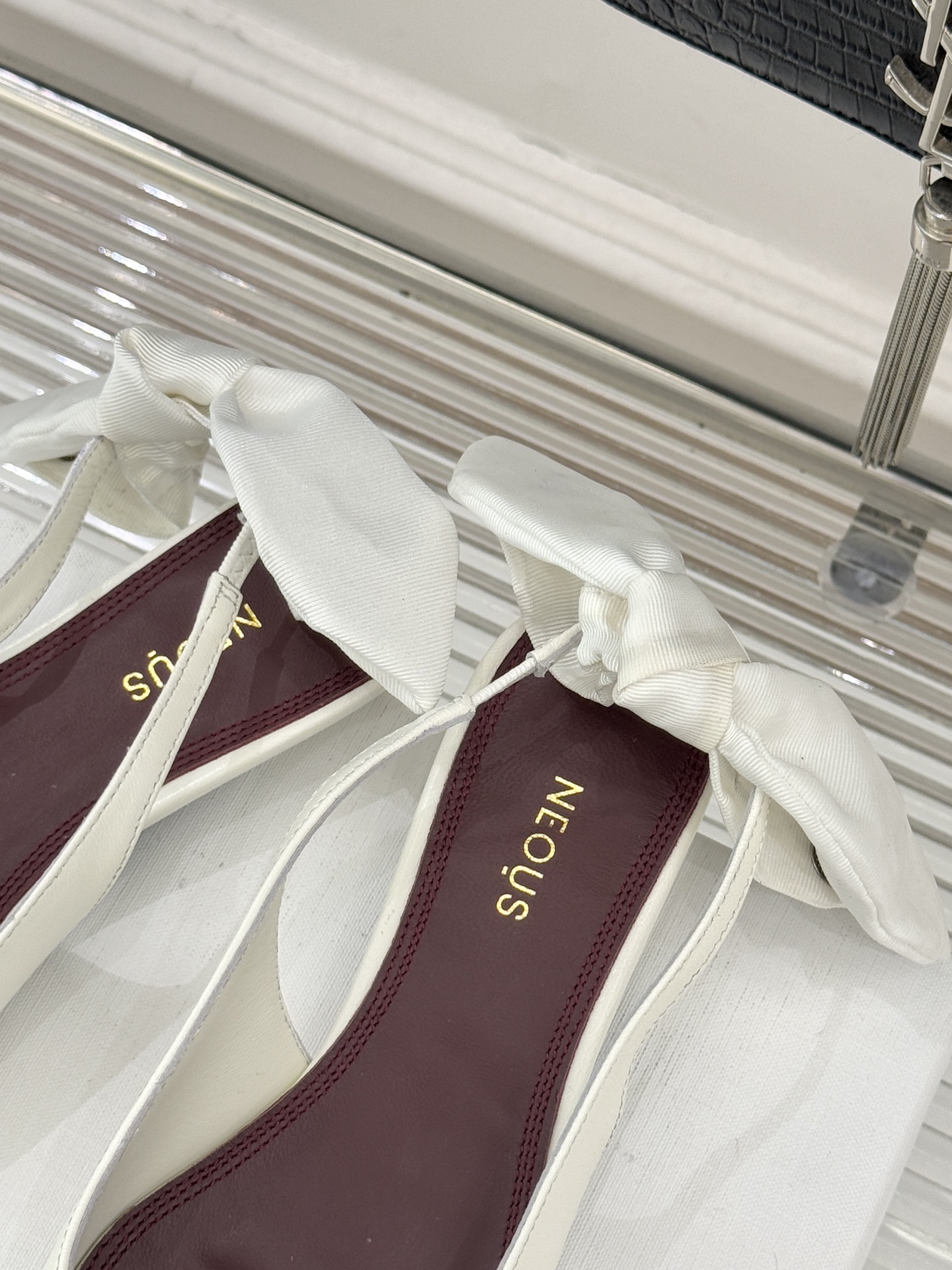 NEOUS26WF新品蝴蝶结猫跟后空凉鞋以建筑美学解构温柔格调这双凉鞋重塑夏日优雅范式。利落尖头延伸腿部