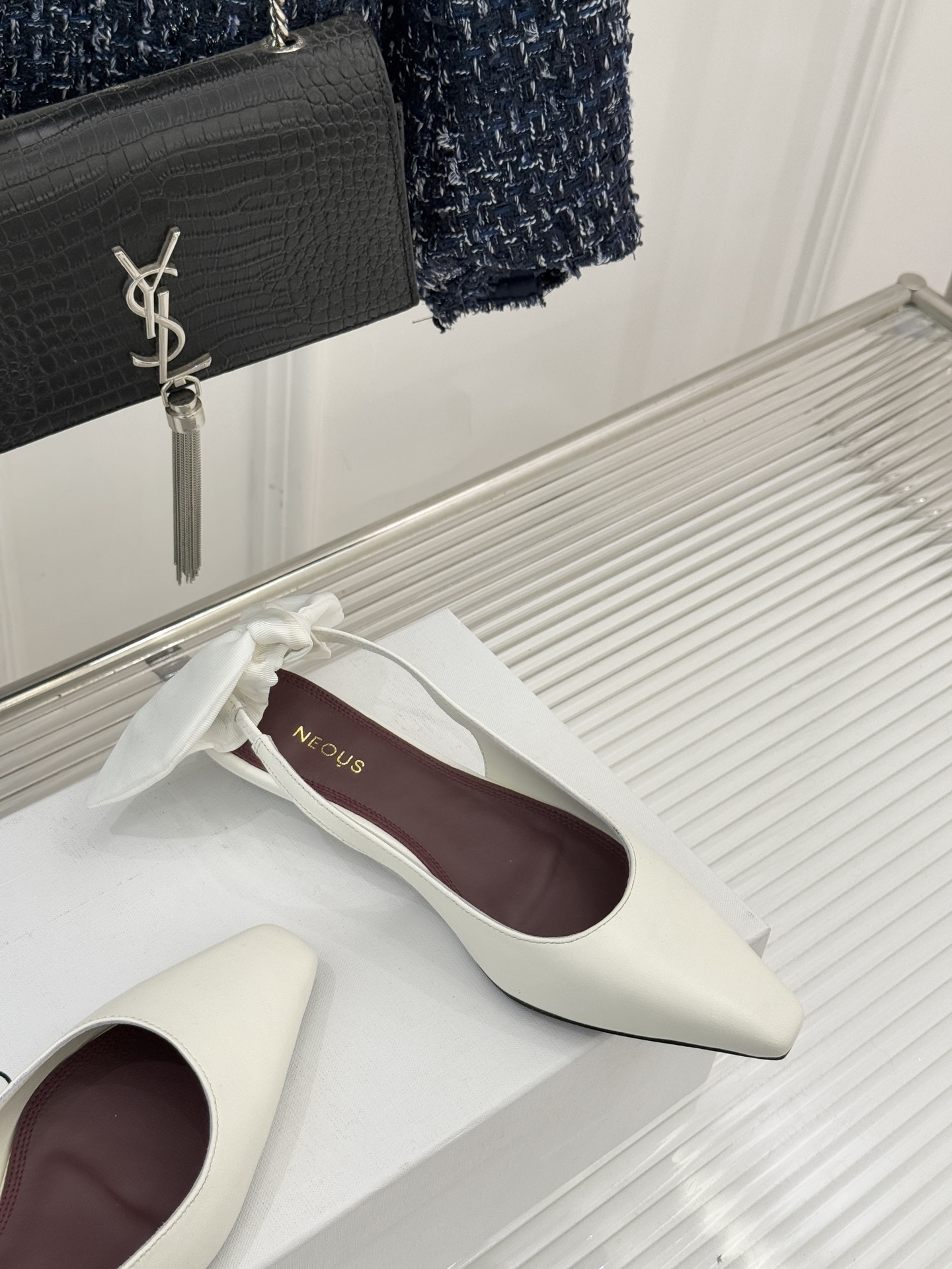 NEOUS26WF新品蝴蝶结猫跟后空凉鞋以建筑美学解构温柔格调这双凉鞋重塑夏日优雅范式。利落尖头延伸腿部