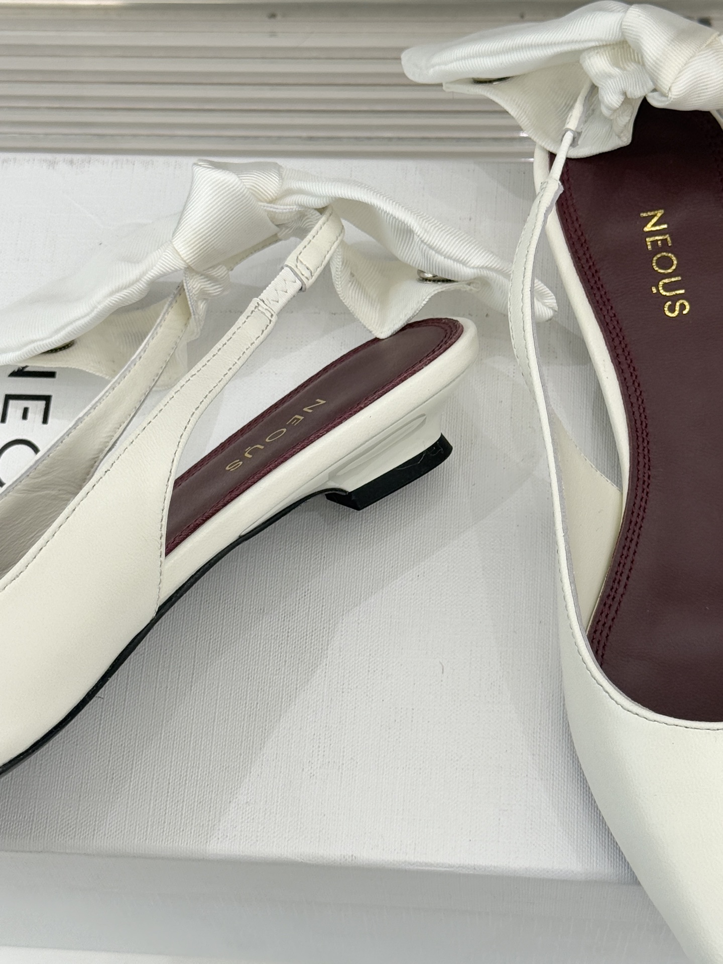 NEOUS26WF新品蝴蝶结猫跟后空凉鞋以建筑美学解构温柔格调这双凉鞋重塑夏日优雅范式。利落尖头延伸腿部