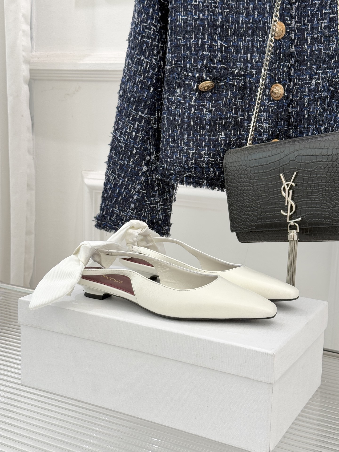 NO:721564,NEOUS26WF's new bow cat heel back sandals use architectural aesthetics to deconstruct the gentle style. This pair of sandals reshapes the paradigm of summer elegance. The neat pointed toe extends the leg line and the back design exposes just the right amount of skin. The hand-stitched three-dimensional bow is embellished with the shoelaces. Adhering to the brand's design philosophy of 'less is more', it can be worn with suit pants for commuting neatly. It can be embellished with a long skirt for romantic appointments. It can easily unlock the seamless switch from day to night gatherings, making every step exude an unintentional high-end style.  The fabric is made of original customized fabrics. The lining is made of sheepskin. The genuine leather outsole imported from Italy size35-39 (customized 40/41) No. 9252026120, single shoes, sandals, skirts, business suit, sheepskin, Leather soles19860909NEOUS26WF新品蝴蝶结猫跟 后空凉鞋 以建筑美学解构温柔格调 这双凉鞋重塑夏日优雅范式. 利落尖头延伸腿部线条 后空设计露肤恰到好处 手工缝制的立体蝴蝶结缀于鞋带 秉承品牌“少即是多”的设计哲学 搭配西装裤利落通勤 点缀长裙浪漫赴约 轻松解锁日间到夜间雅集的无缝切换 让每一步都散发不刻意的高级风情. 面料采用原版定制面料 内里踮脚均为羊皮 意大利进口真皮大底 size35-39（40/41定制） 编号9252026120,单鞋,sandals,skirts,business suit,sheepskin,Leather soles,Women's Shoes