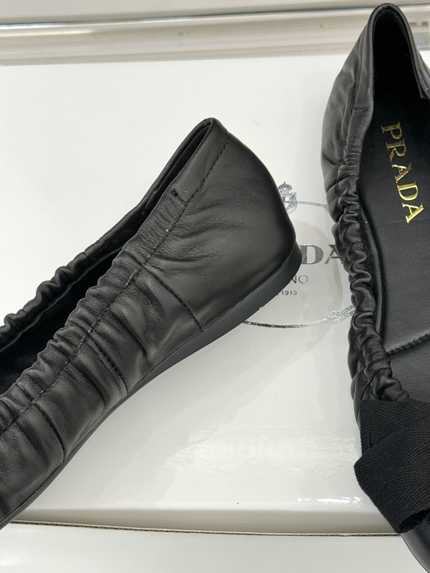 （原版飞机盒＋10）Prada/普拉达26WF新品蝴蝶结平底芭蕾舞鞋以复古基因碰撞甜酷美学这款芭蕾舞鞋重