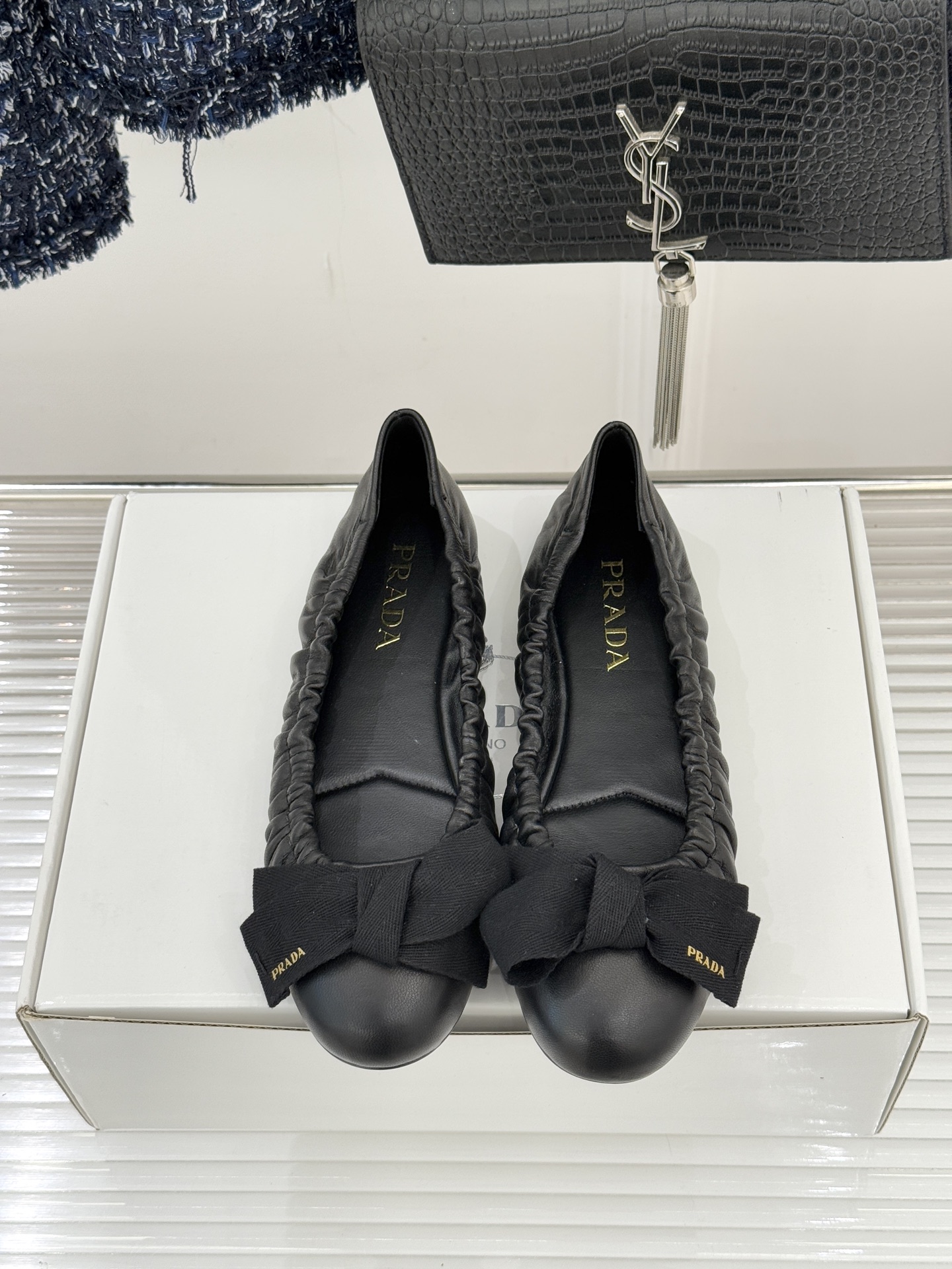 （原版飞机盒＋10）Prada/普拉达26WF新品蝴蝶结平底芭蕾舞鞋以复古基因碰撞甜酷美学这款芭蕾舞鞋重